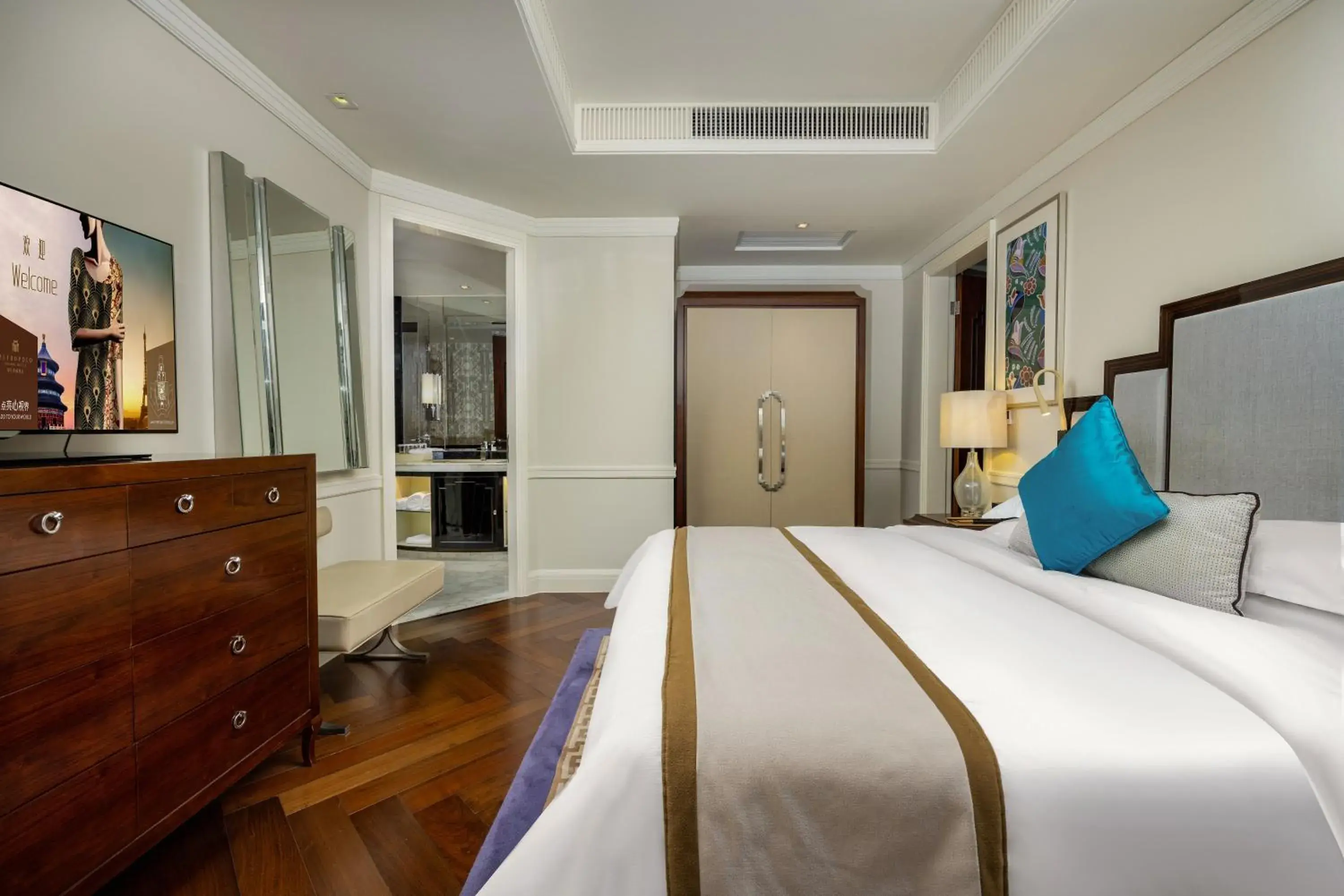 Bed in 上海外滩锦江都城新城饭店 Metropolo Xin Cheng Hotel, The Bund Shanghai Bed in 上海外滩锦江都城新城饭店 Metropolo Xin Cheng Hotel, The Bund Shanghai