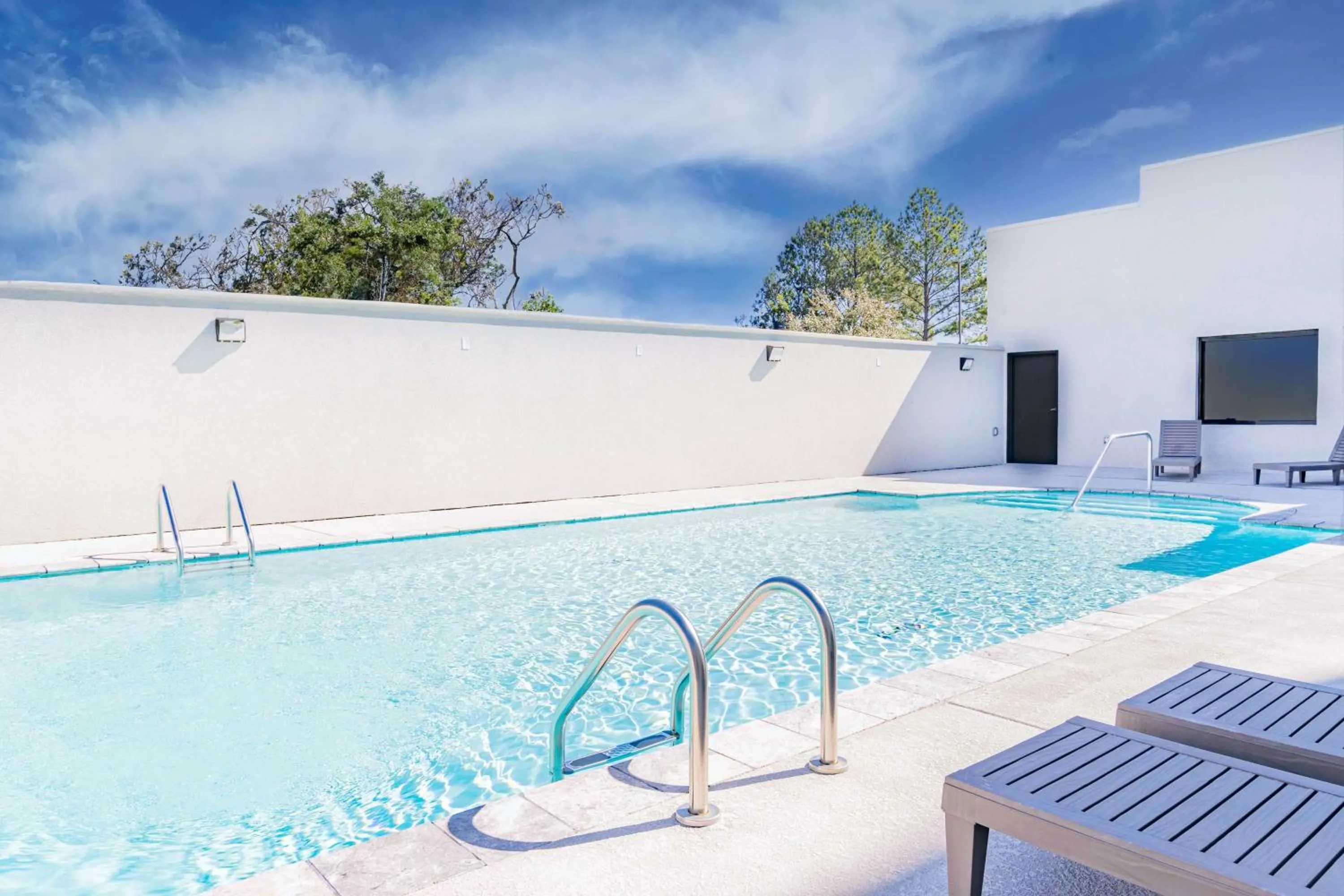 Pool view in Hampton Inn Baton Rouge - Denham Springs