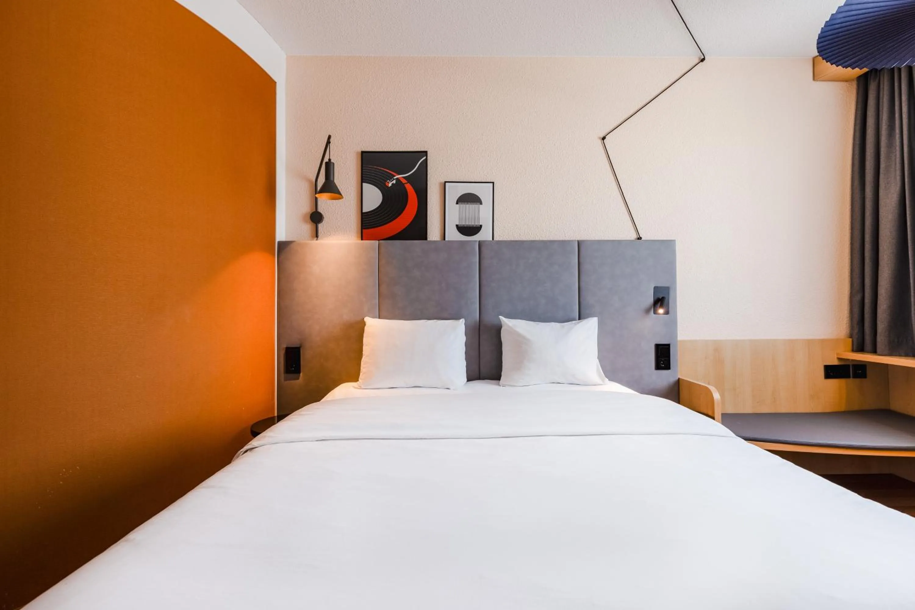 Bed in ibis Hotel Friedrichshafen Airport Messe