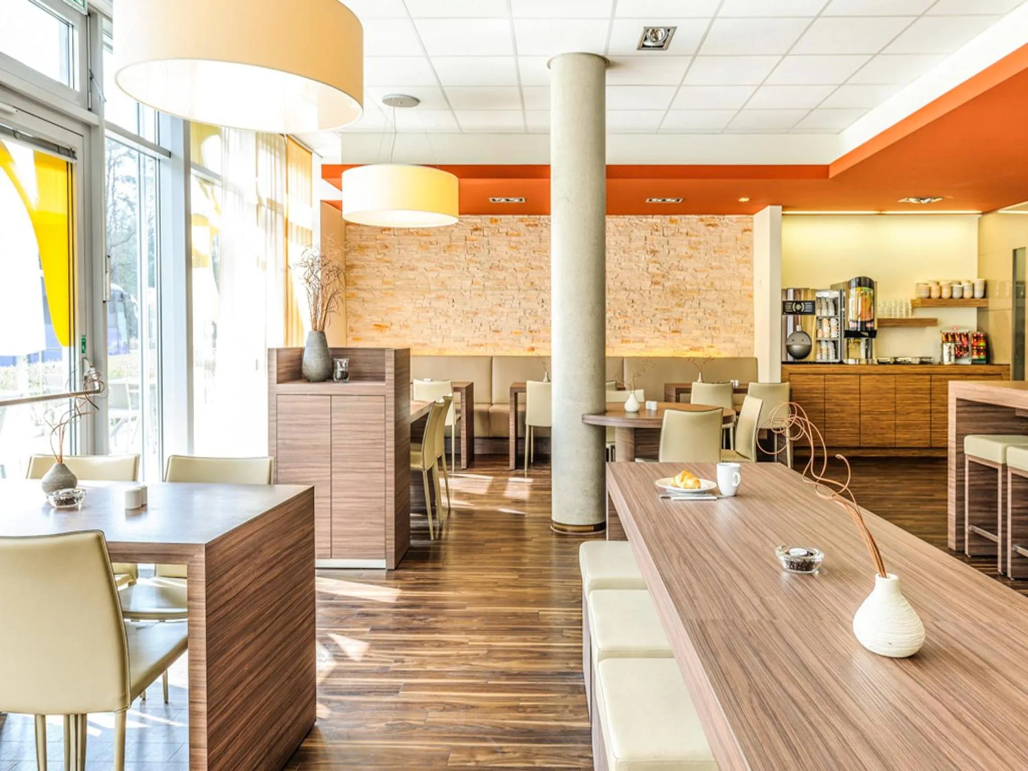 Restaurant/places to eat in ibis Hotel Friedrichshafen Airport Messe