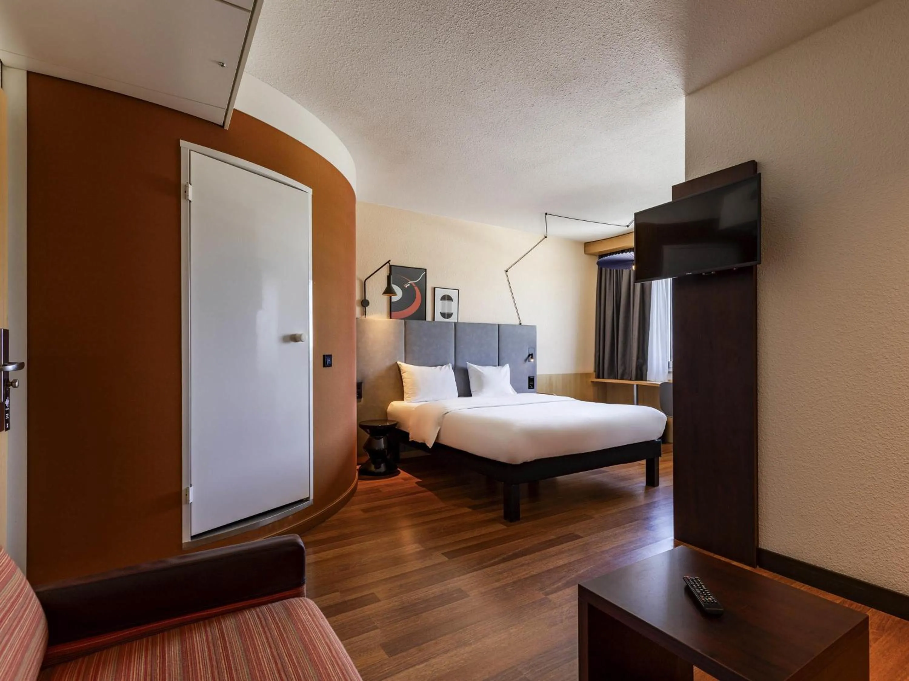 Bedroom, Bed in ibis Hotel Friedrichshafen Airport Messe