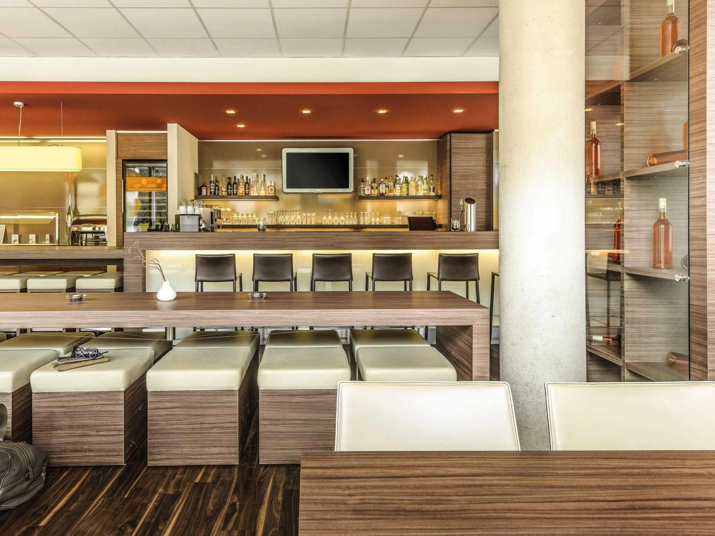 Lounge or bar in ibis Hotel Friedrichshafen Airport Messe