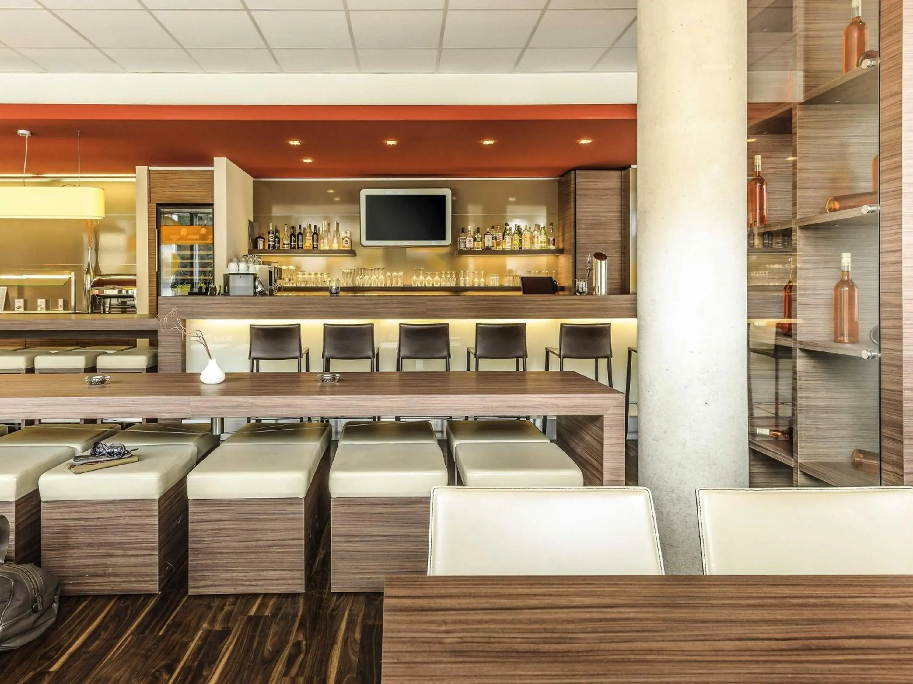 Lounge or bar in ibis Hotel Friedrichshafen Airport Messe Lounge or bar in ibis Hotel Friedrichshafen Airport Messe