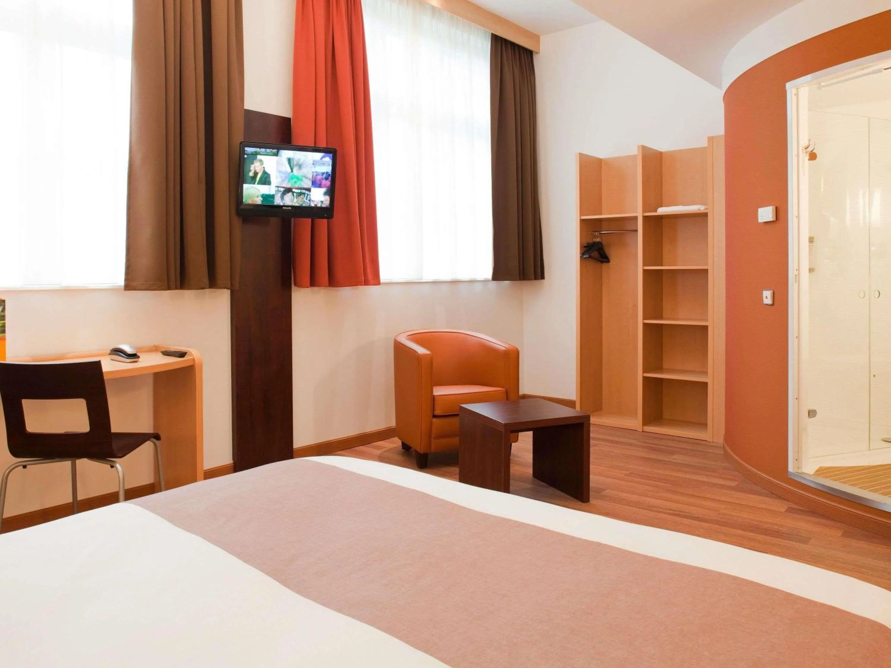 Bedroom, Bed in ibis Karlsruhe Hauptbahnhof