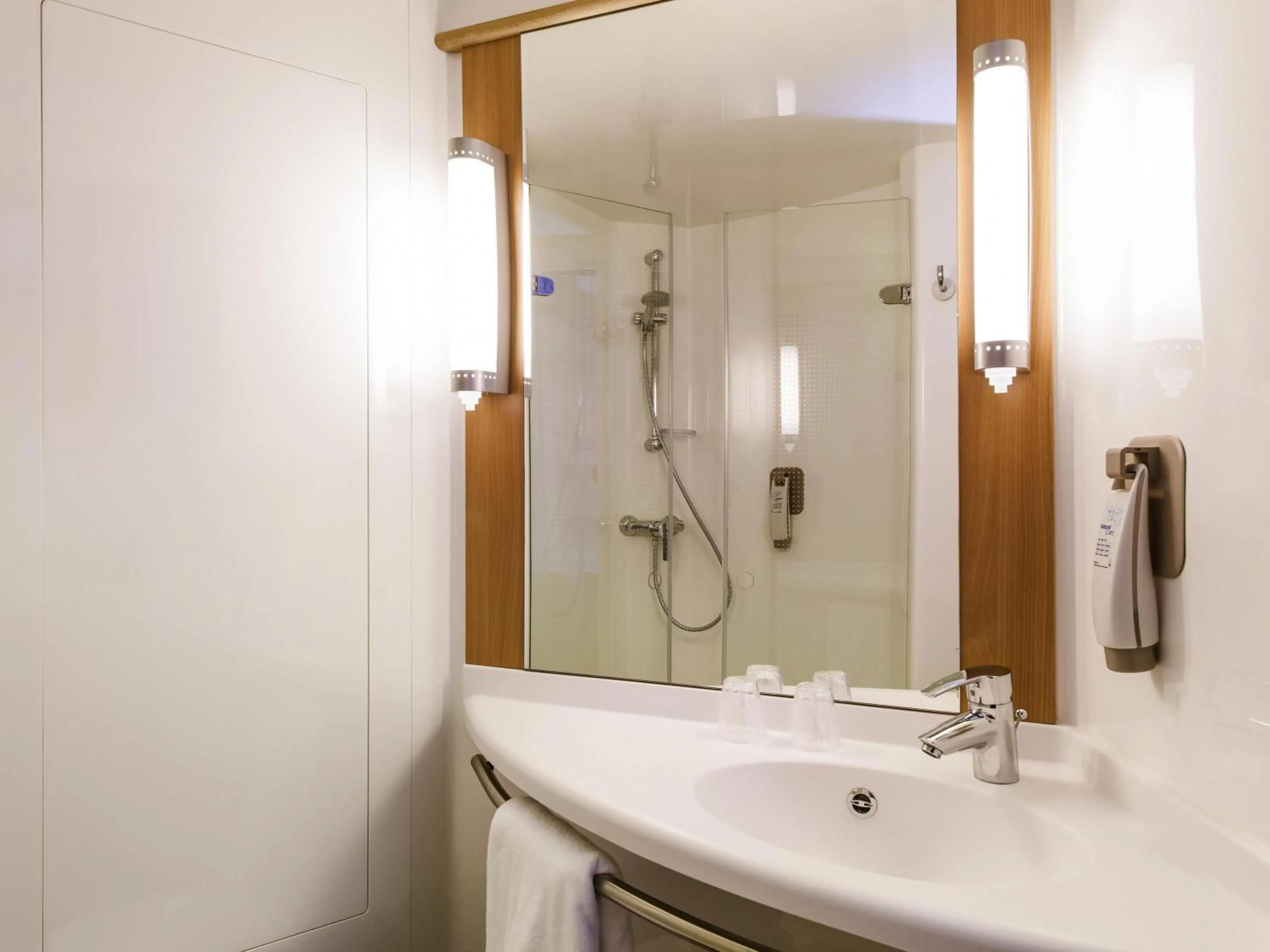 Bedroom in ibis Karlsruhe Hauptbahnhof