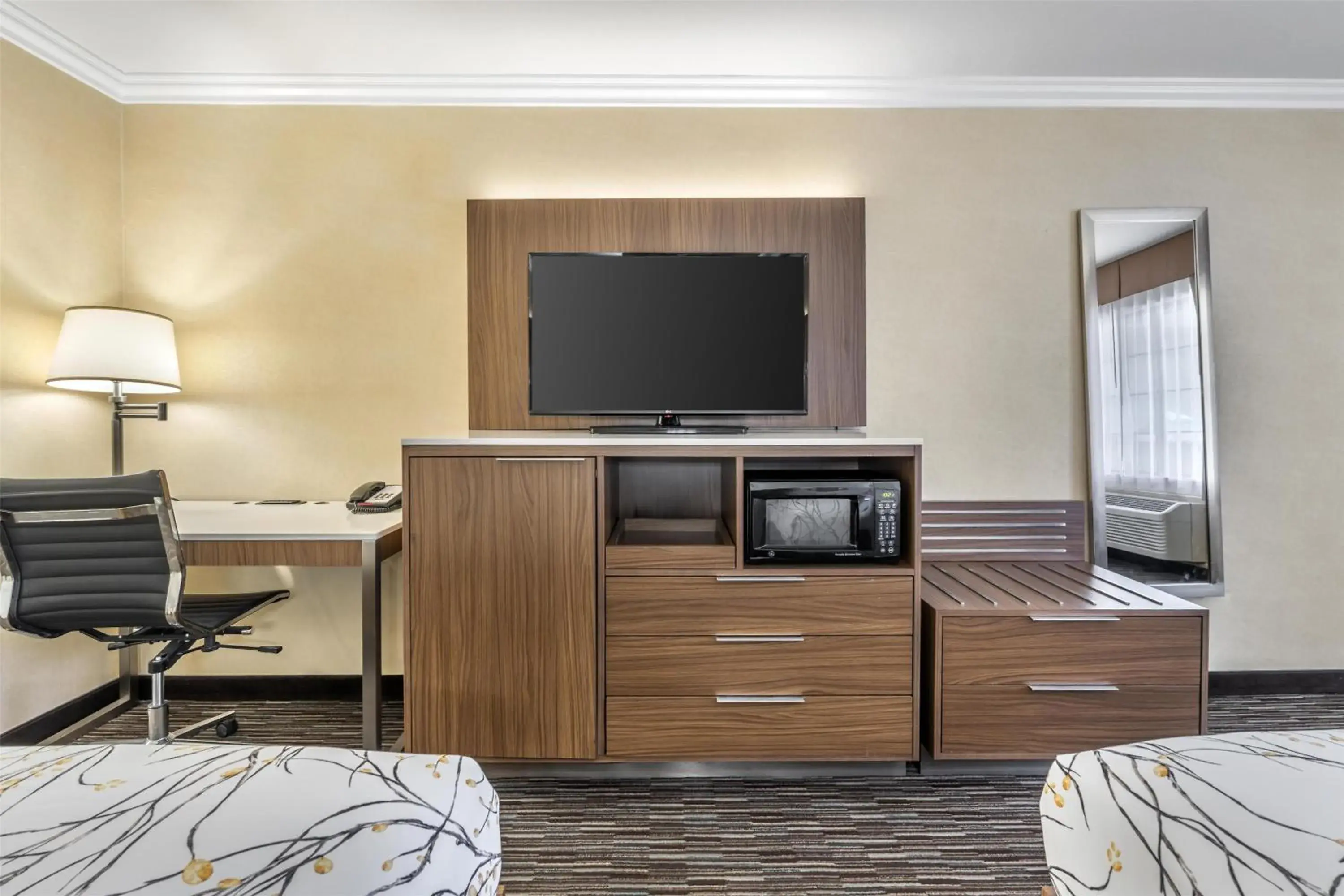 Bedroom, Bed in Best Western Airpark Hotel - LAX Airport LA Stadium Bedroom, Bed in Best Western Airpark Hotel - LAX Airport LA Stadium