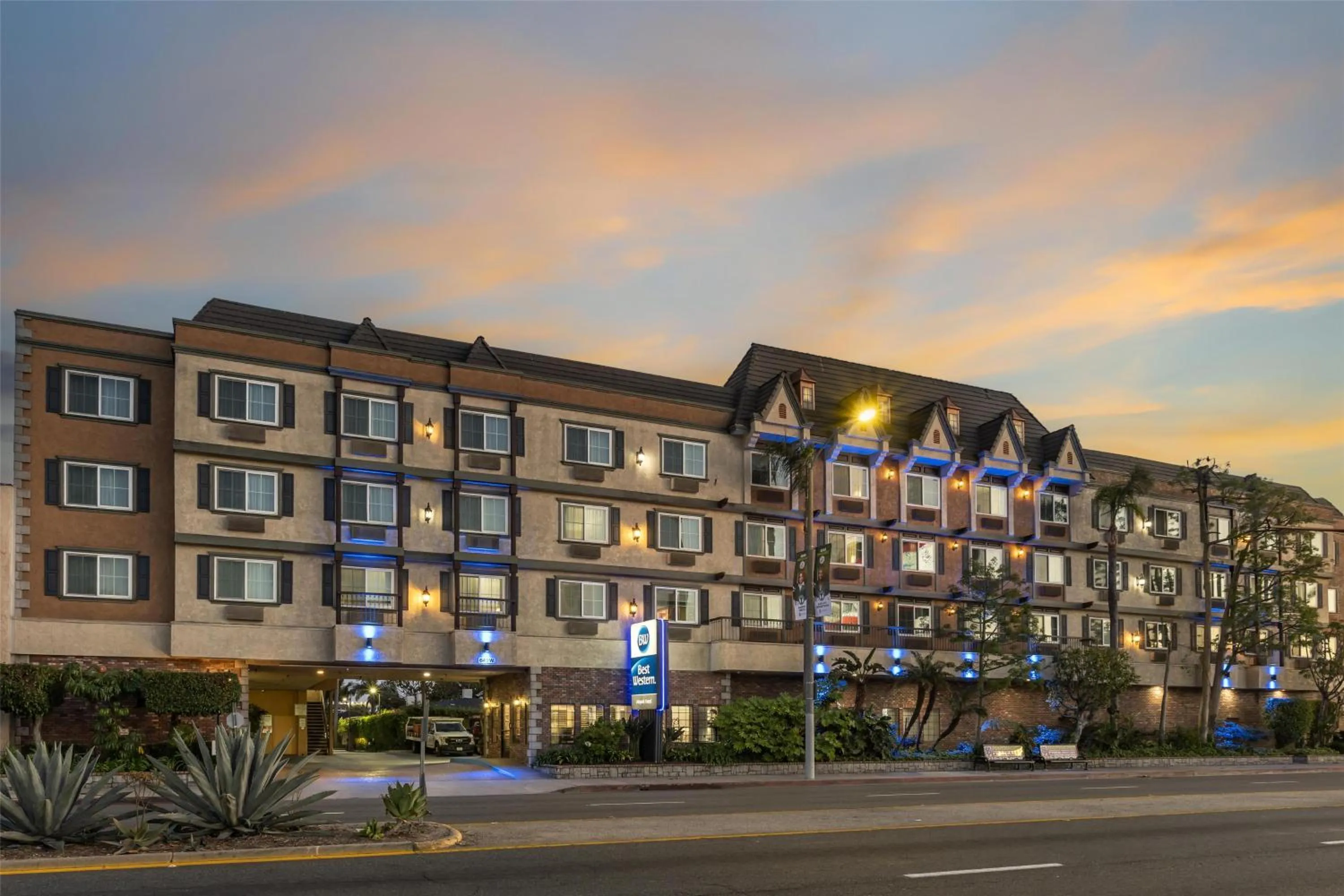 Property building in Best Western Airpark Hotel - LAX Airport LA Stadium
