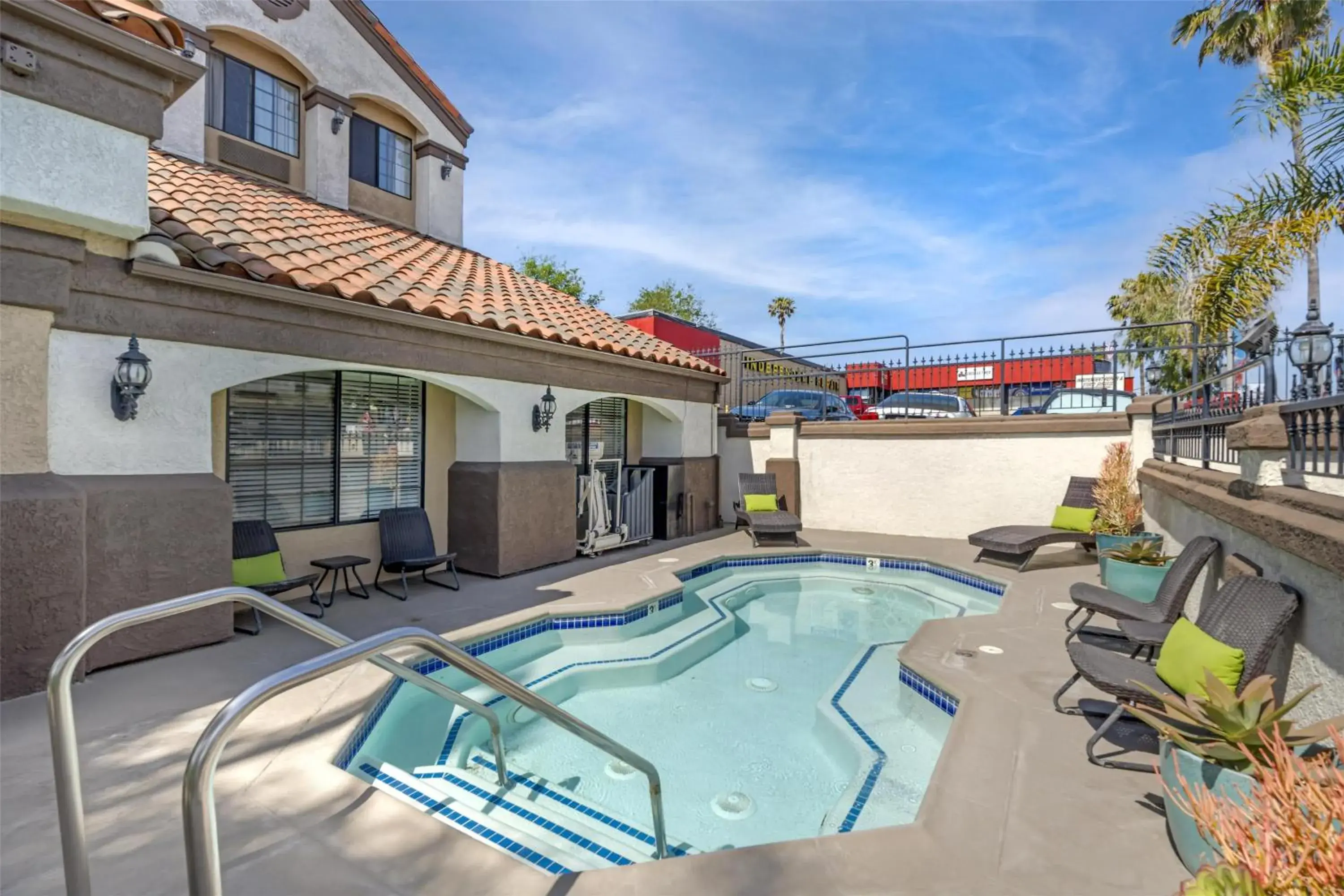 Pool view in Best Western Redondo Beach Galleria Inn Hotel - Beach City LA Pool view in Best Western Redondo Beach Galleria Inn Hotel - Beach City LA