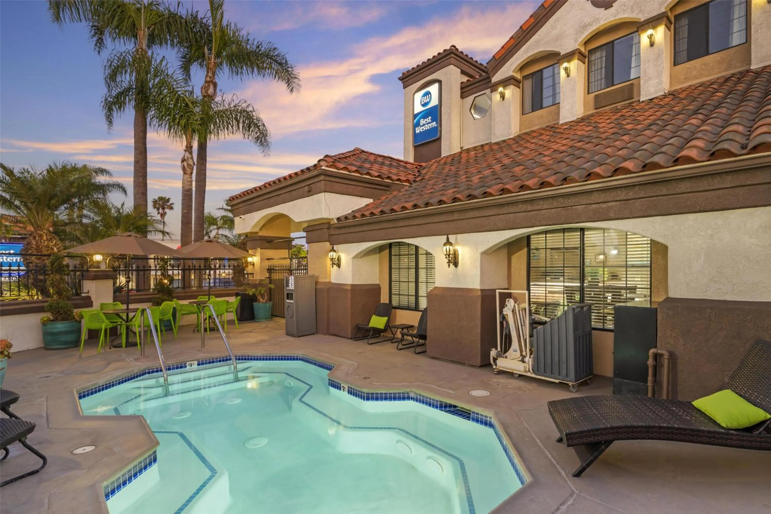 Pool view in Best Western Redondo Beach Galleria Inn Hotel - Beach City LA