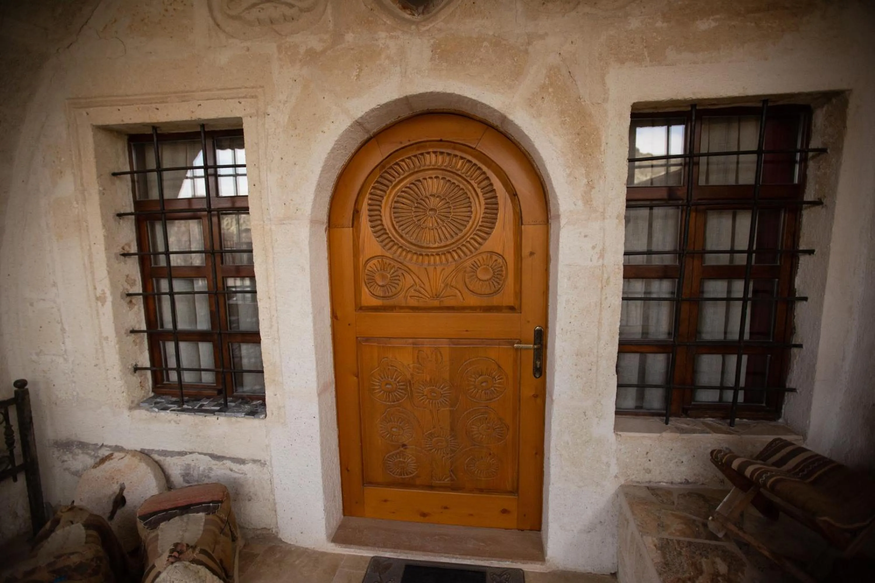 Facade/entrance in Oread Cave Suites