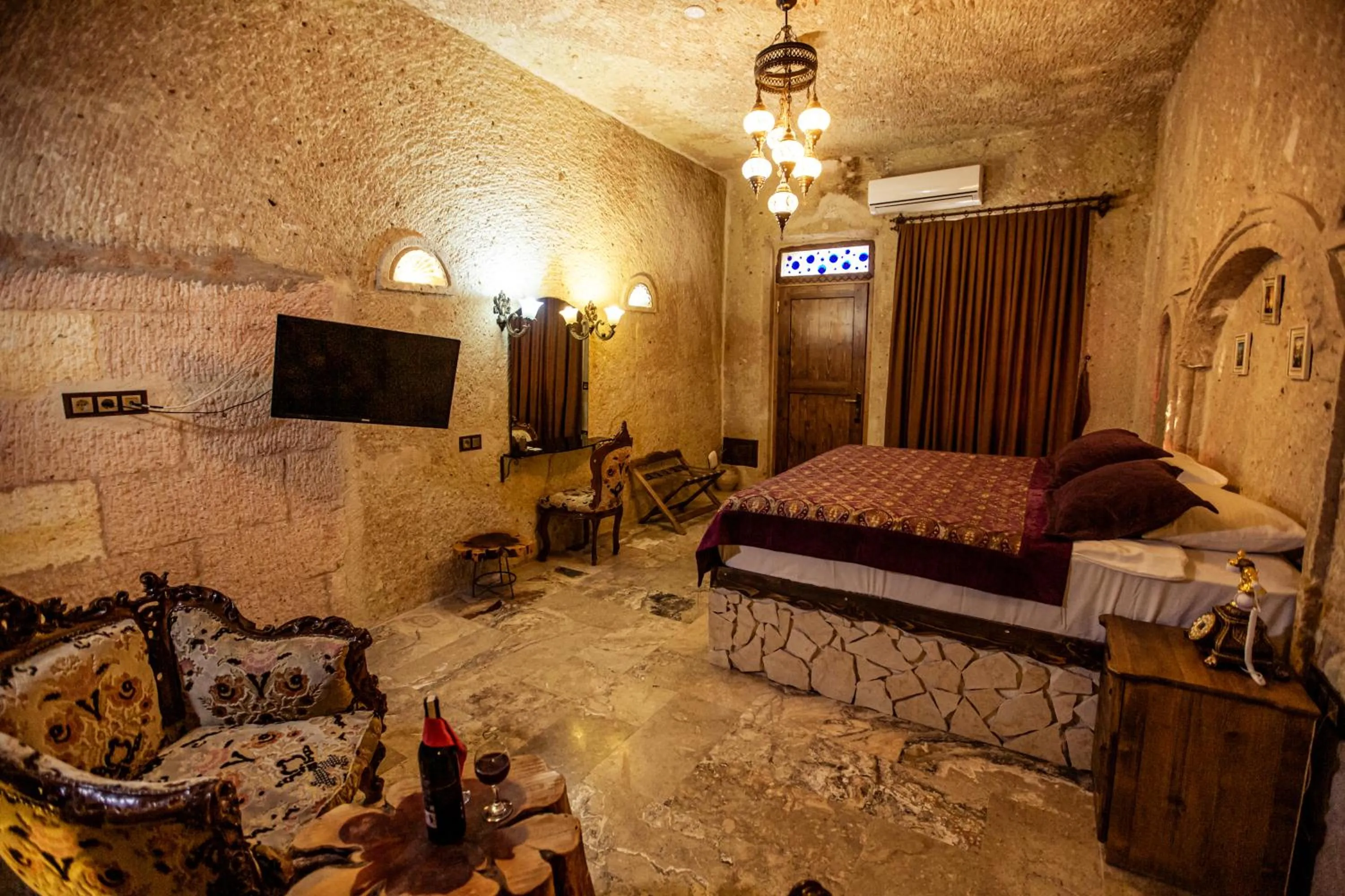 Photo of the whole room in Oread Cave Suites