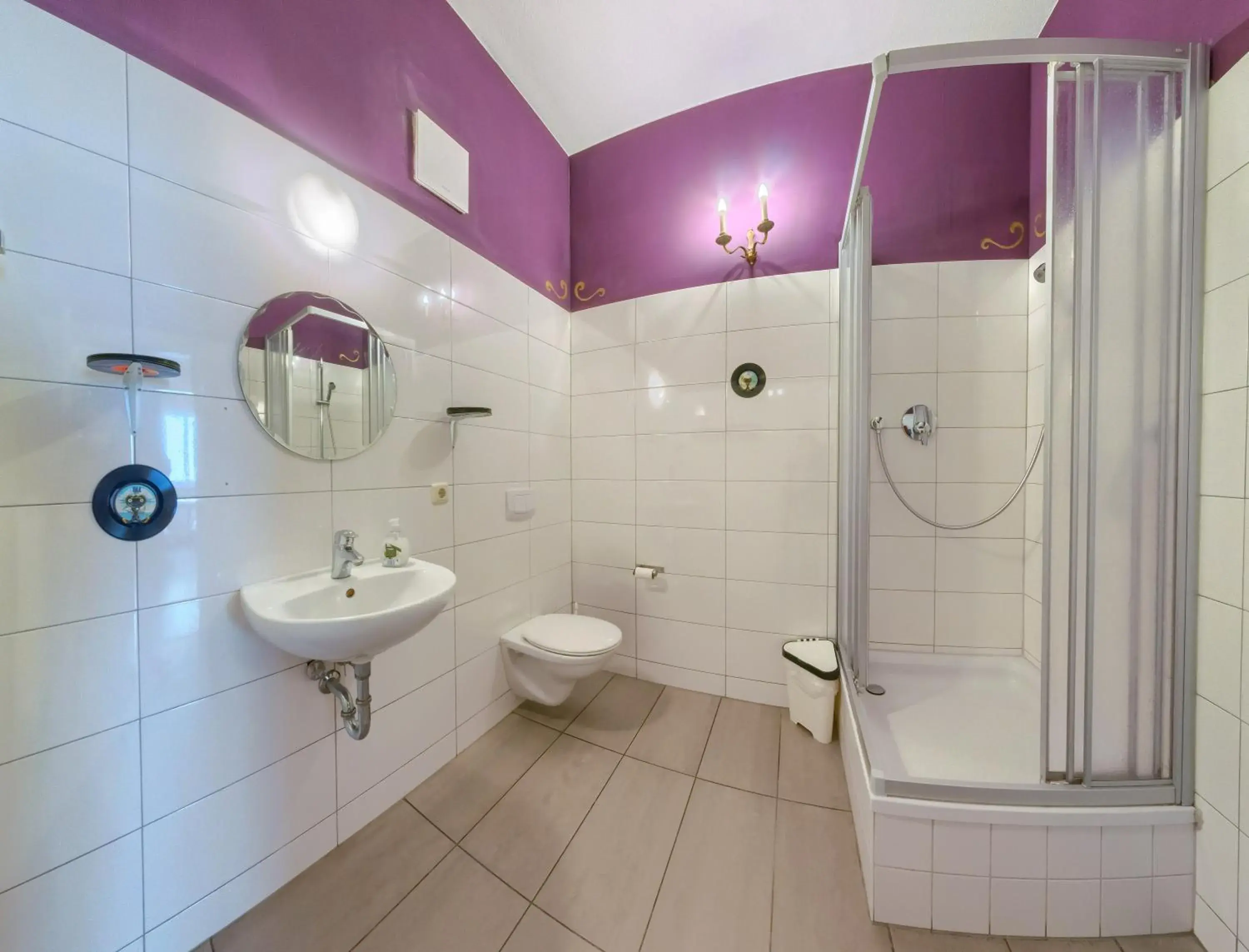 Twin Room with Bathroom in Labyrinth Hostel Weimar Twin Room with Bathroom in Labyrinth Hostel Weimar