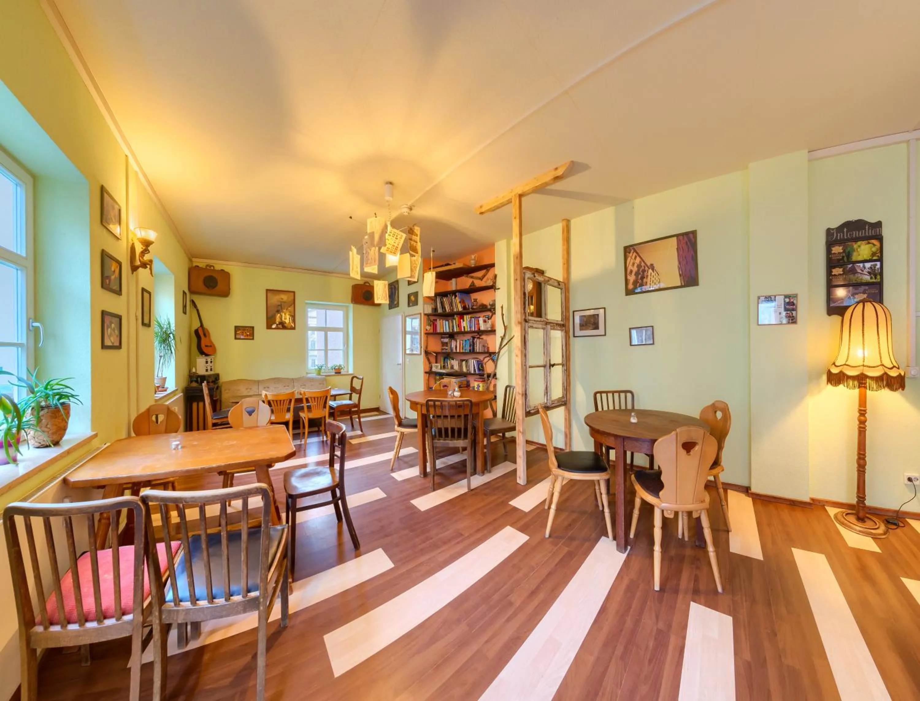 Library in Labyrinth Hostel Weimar