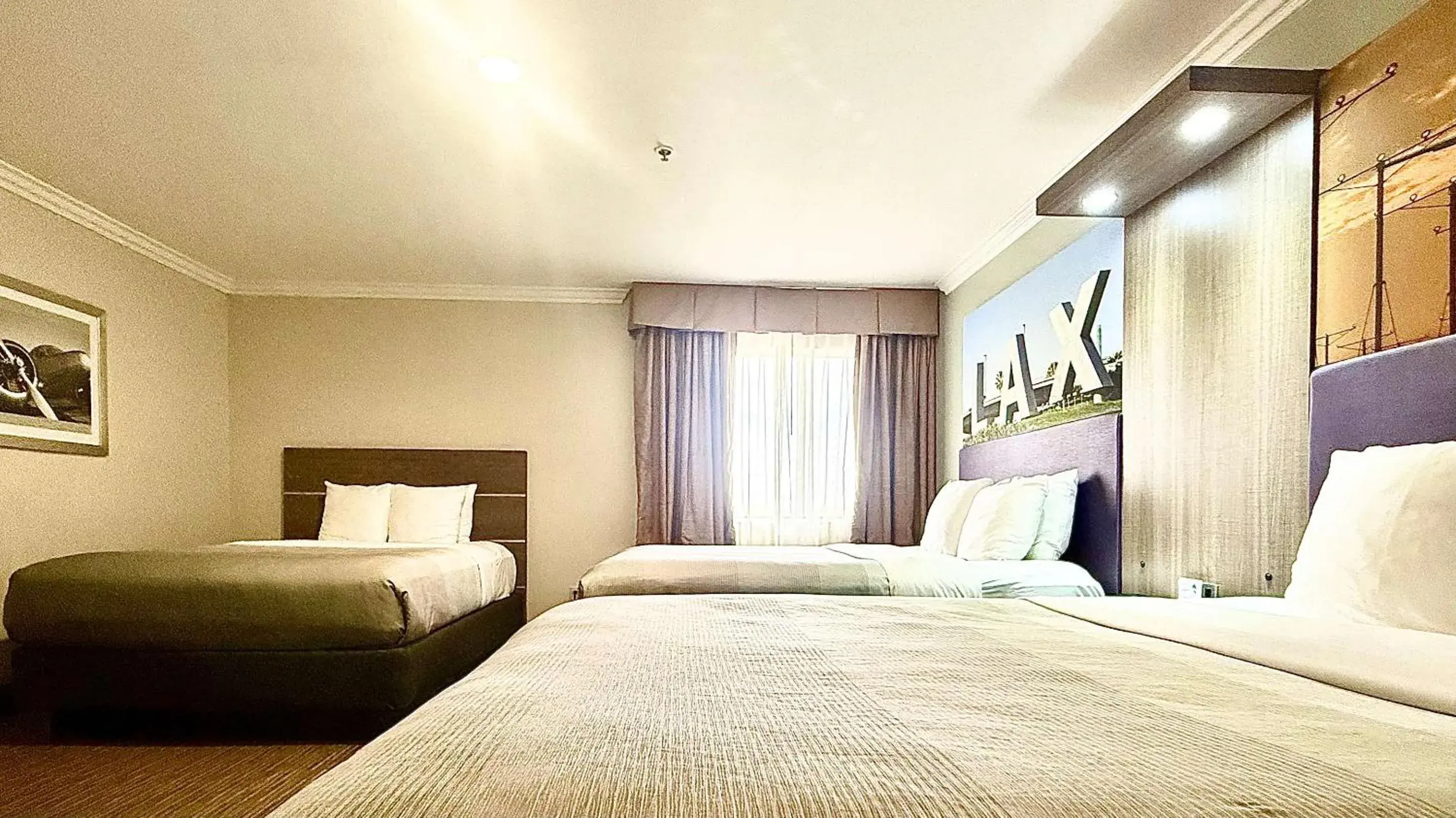 Bedroom, Bed in Quality Inn & Suites Los Angeles Airport - LAX Bedroom, Bed in Quality Inn & Suites Los Angeles Airport - LAX