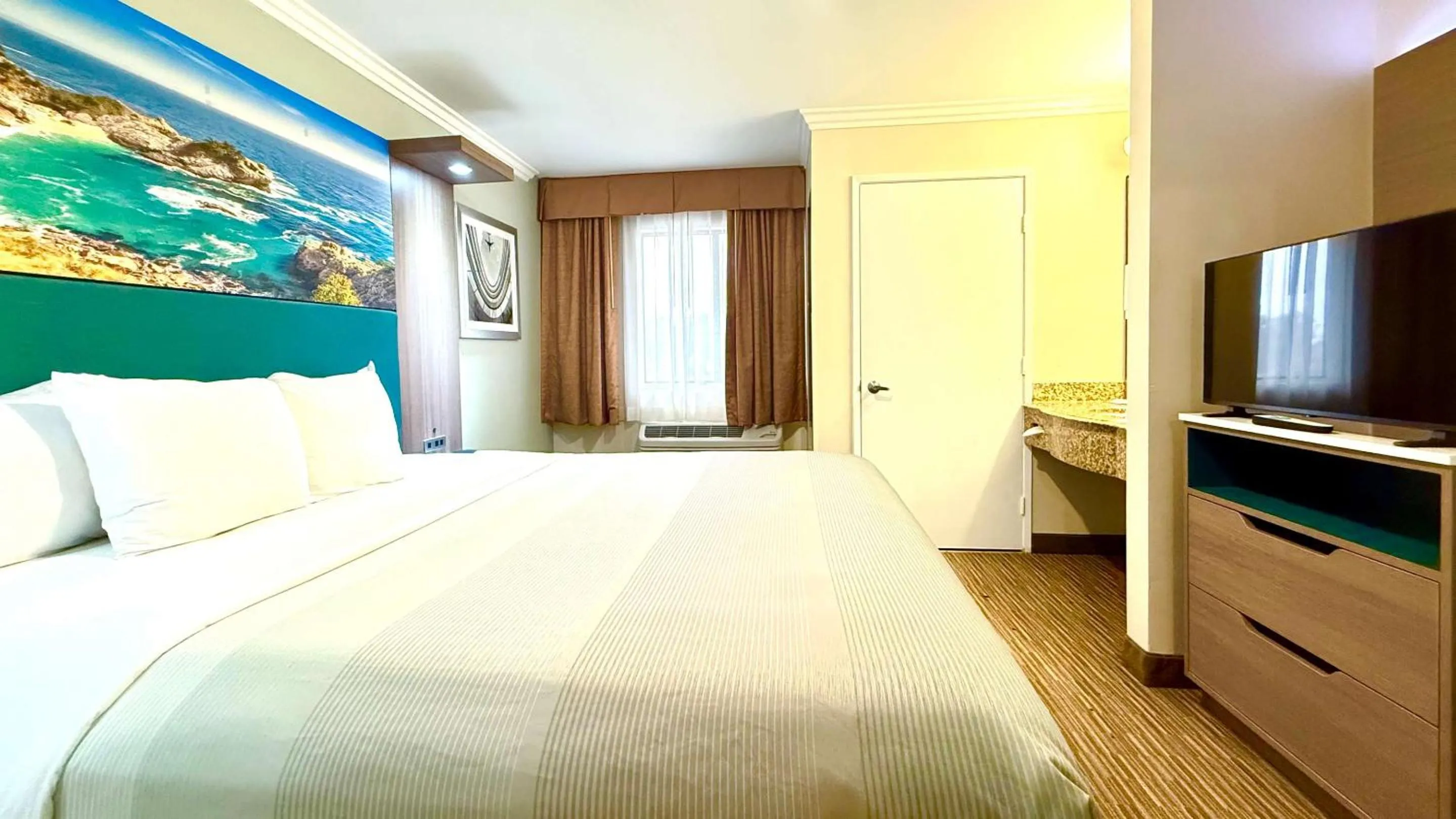 Bedroom, Bed in Quality Inn & Suites Los Angeles Airport - LAX