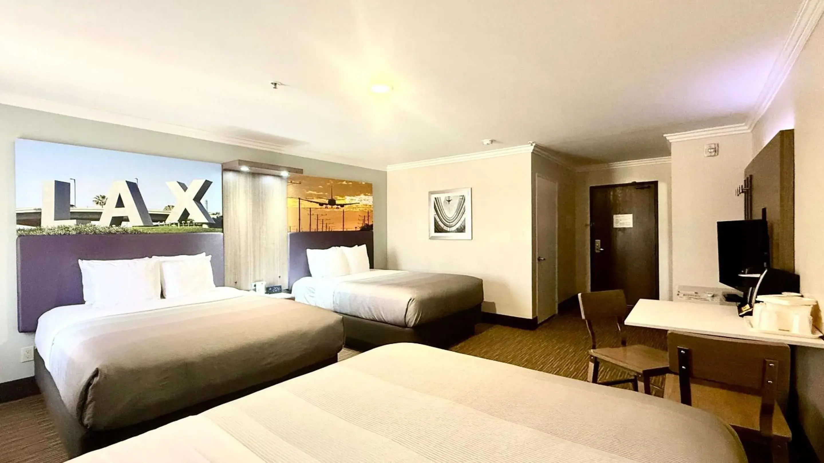 Bedroom, Bed in Quality Inn & Suites Los Angeles Airport - LAX Bedroom, Bed in Quality Inn & Suites Los Angeles Airport - LAX