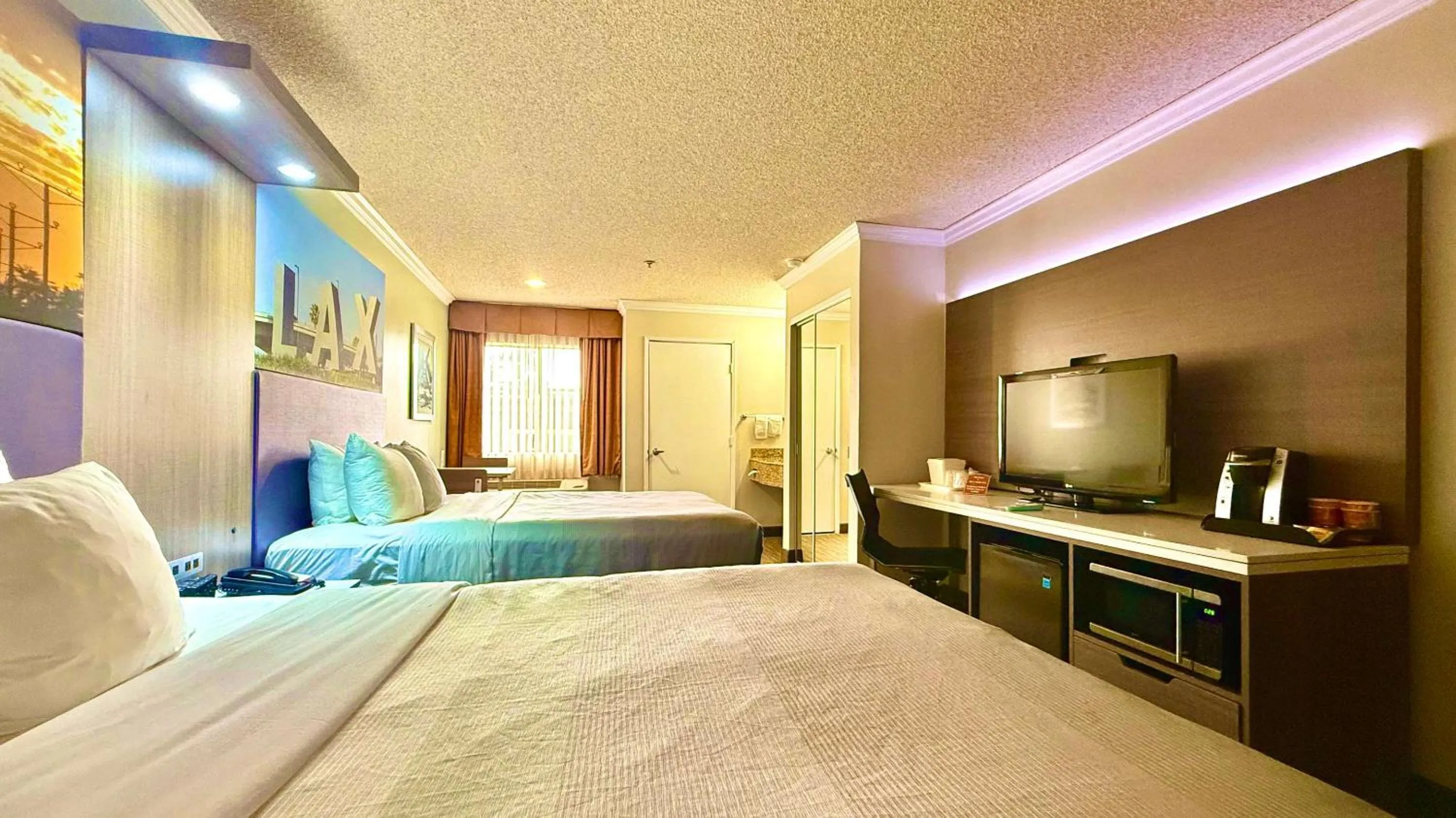 Bedroom, Bed in Quality Inn & Suites Los Angeles Airport - LAX