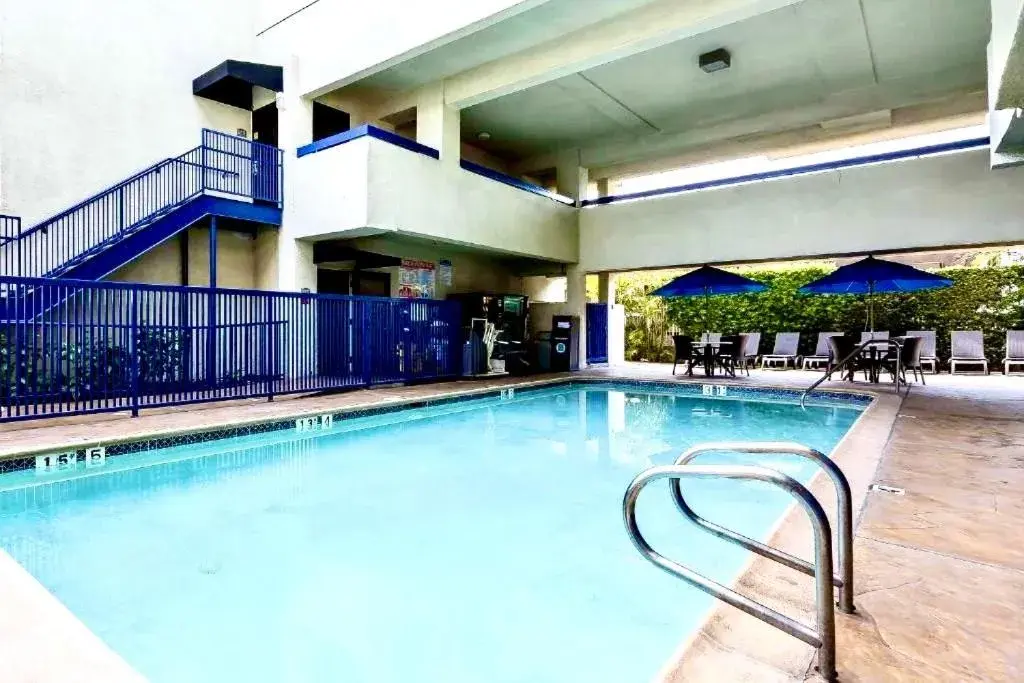Swimming pool in Quality Inn & Suites Los Angeles Airport - LAX Swimming pool in Quality Inn & Suites Los Angeles Airport - LAX