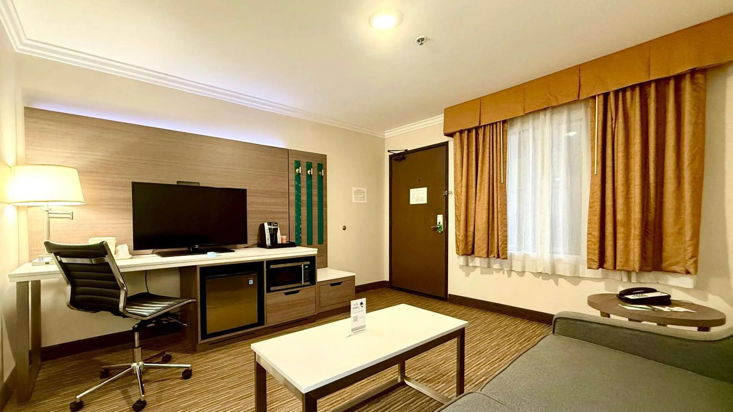 Bedroom, Bed in Quality Inn & Suites Los Angeles Airport - LAX