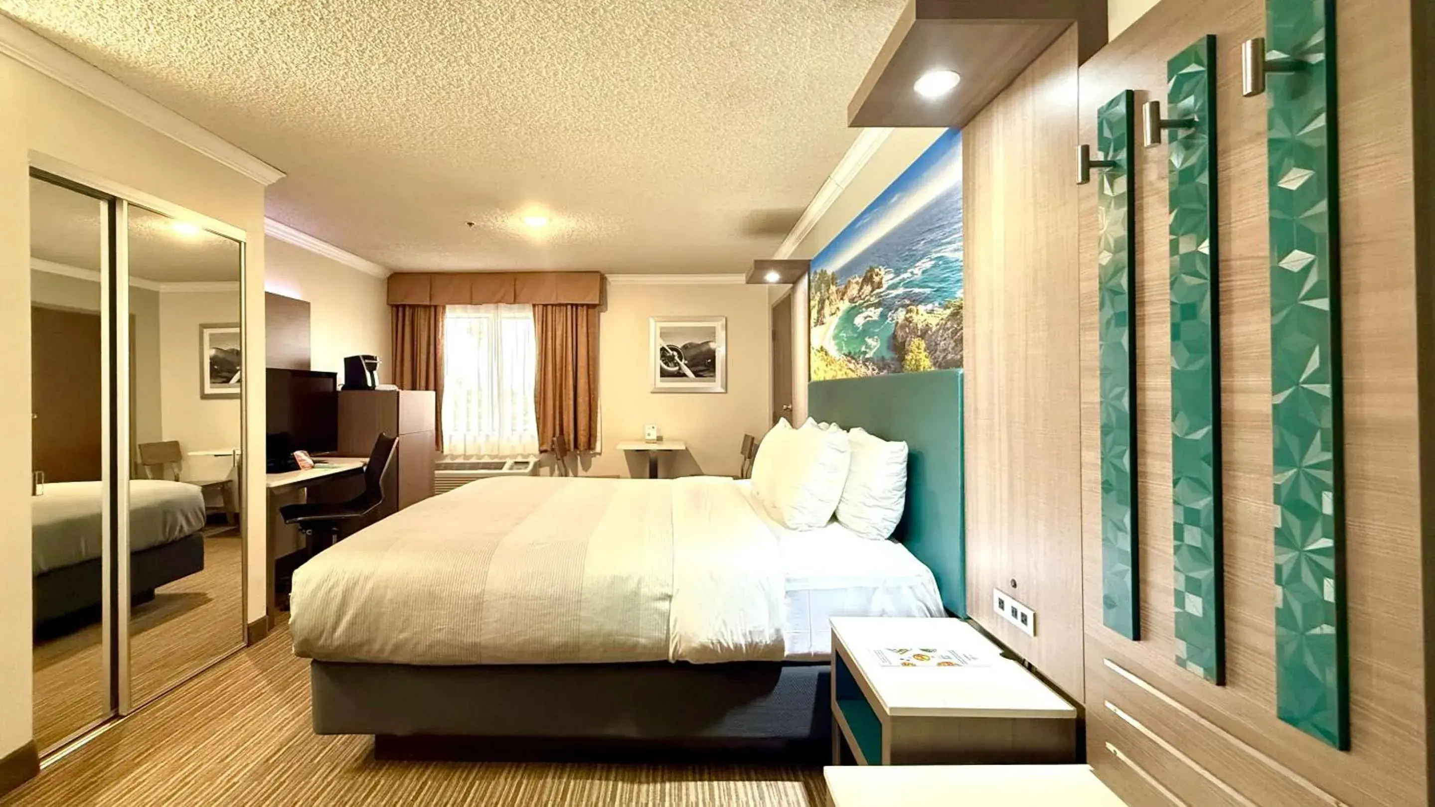 Bedroom, Bed in Quality Inn & Suites Los Angeles Airport - LAX Bedroom, Bed in Quality Inn & Suites Los Angeles Airport - LAX