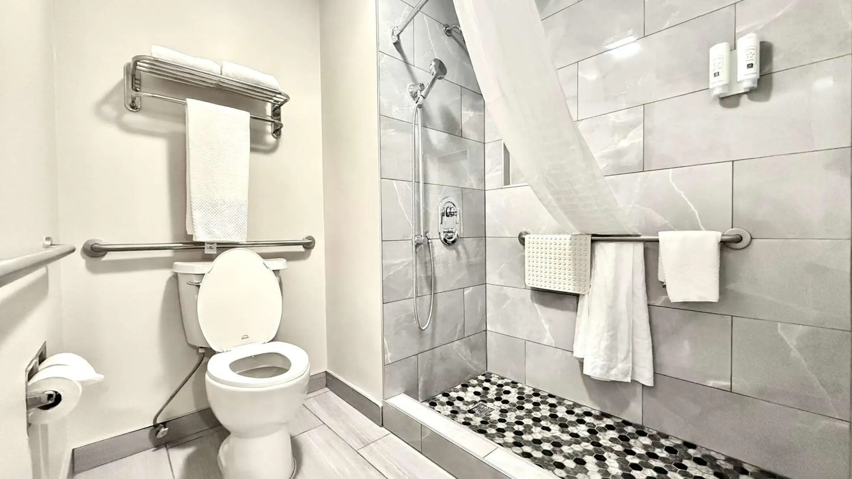 Bedroom in Quality Inn & Suites Los Angeles Airport - LAX Bedroom in Quality Inn & Suites Los Angeles Airport - LAX