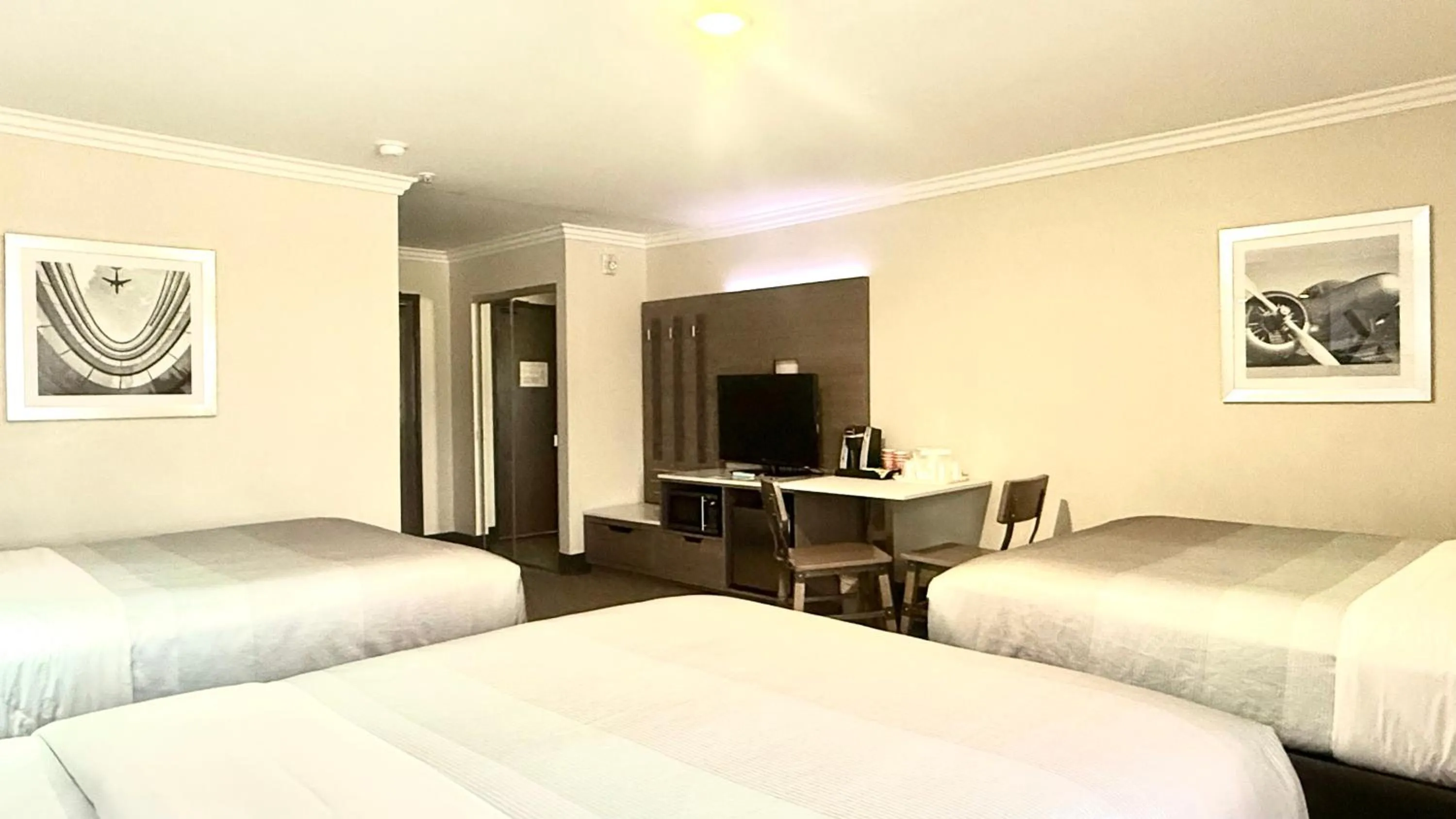 Bed in Quality Inn & Suites Los Angeles Airport - LAX