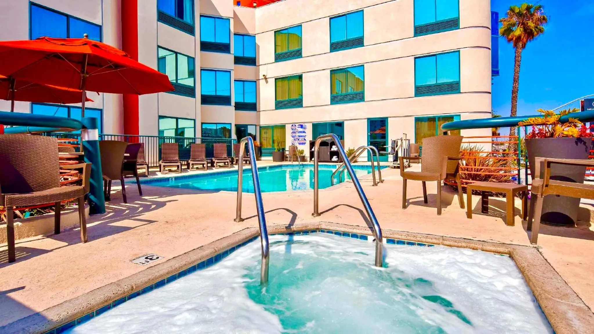 Swimming pool in Best Western Plus Suites Hotel - Los Angeles LAX Airport