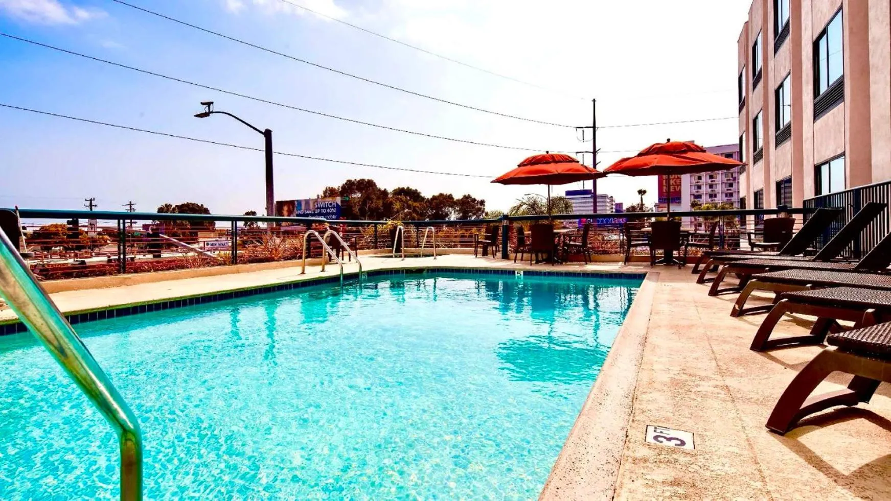Swimming pool in Best Western Plus Suites Hotel - Los Angeles LAX Airport