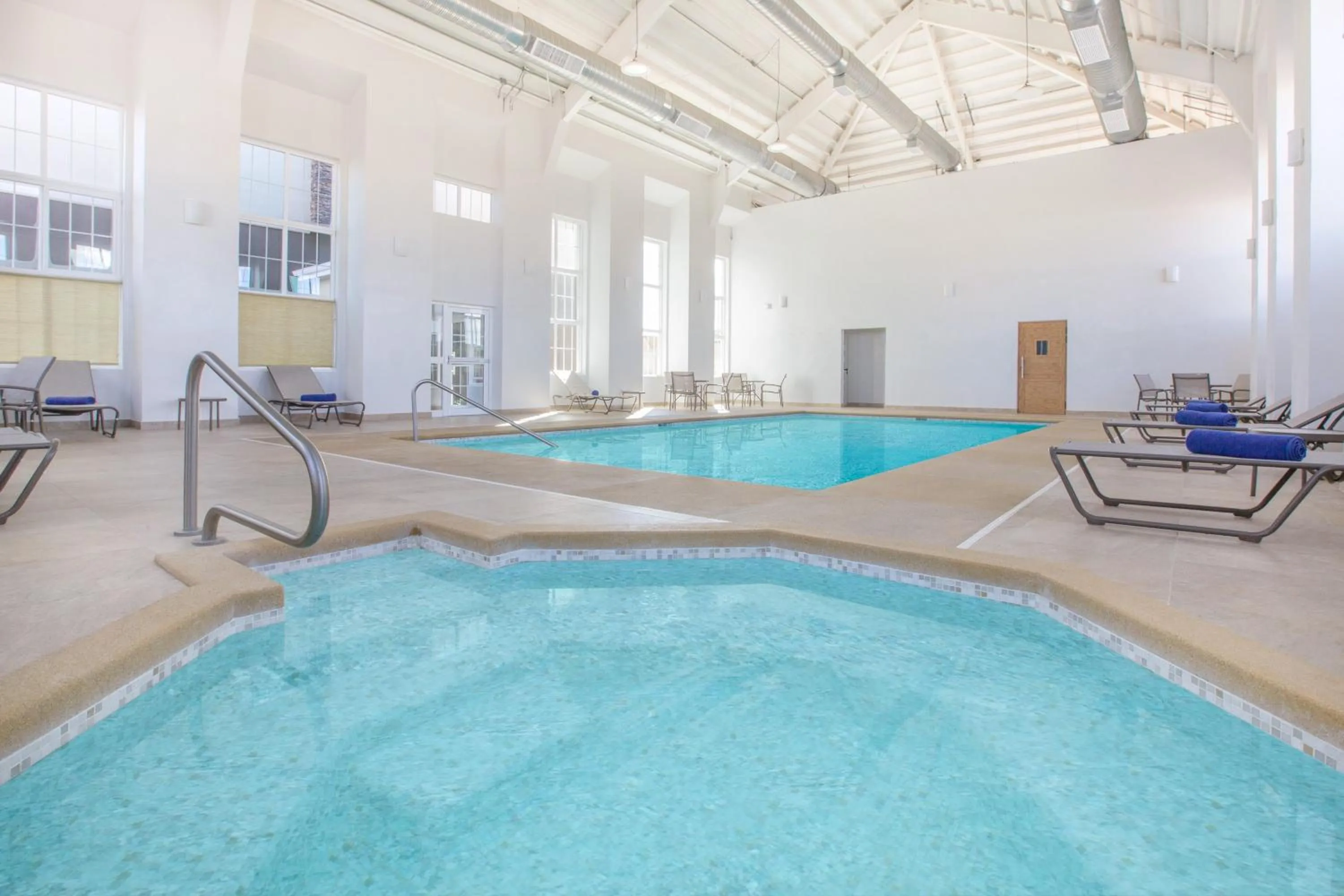 Swimming pool in Microtel Inn & Suites by Wyndham Cuauhtemoc Campos Menonitas