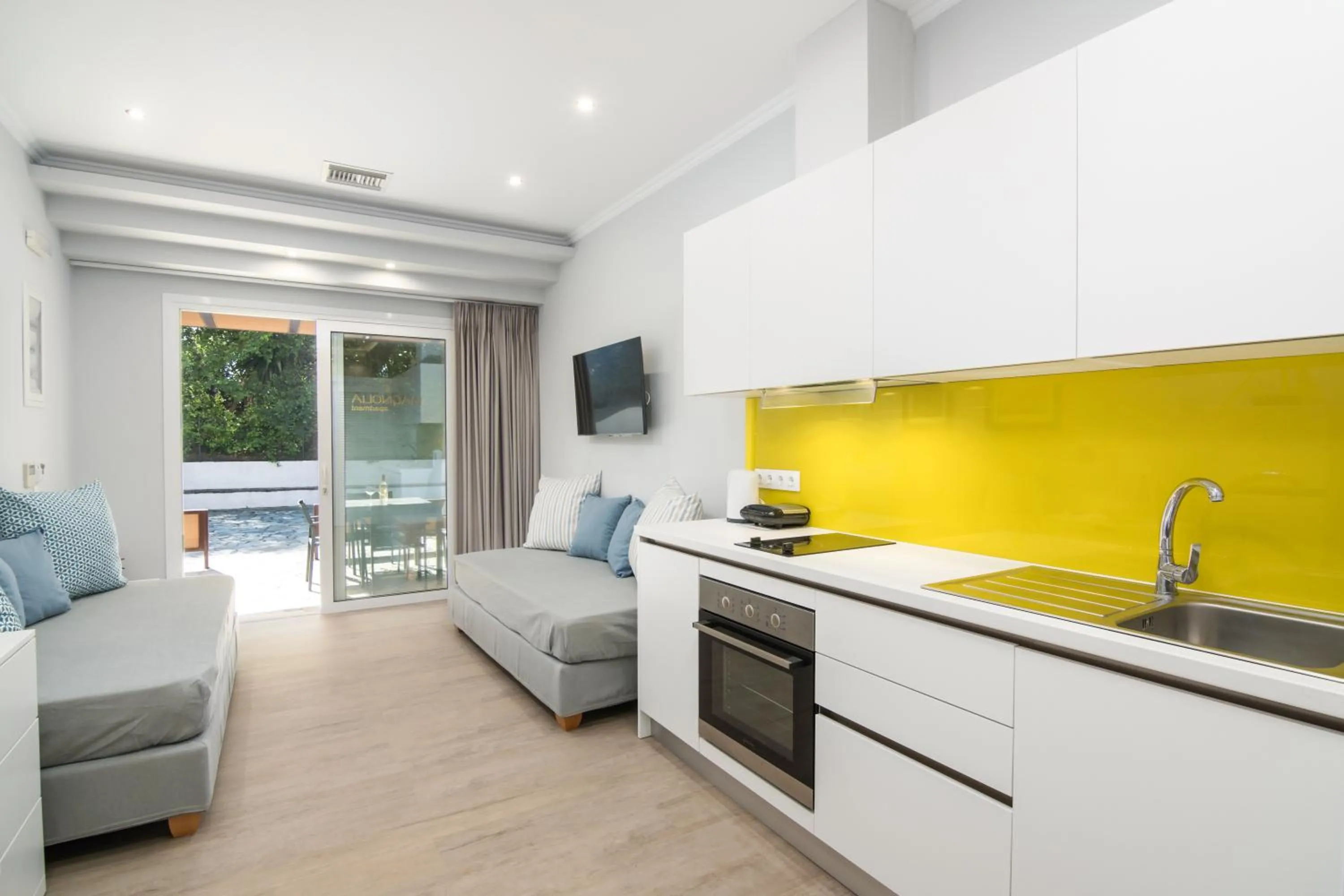 Living room, Kitchen/Kitchenette in Helion Apartments