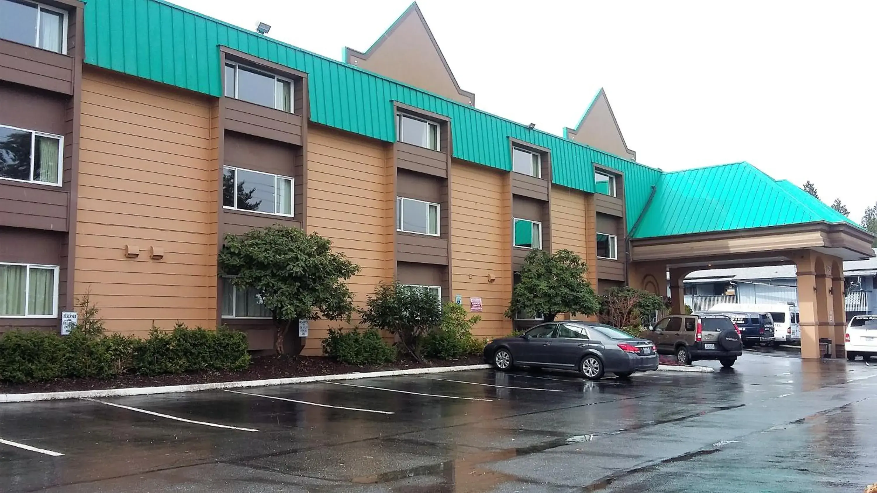 Facade/entrance in Sutton Suites Hotel Facade/entrance in Sutton Suites Hotel