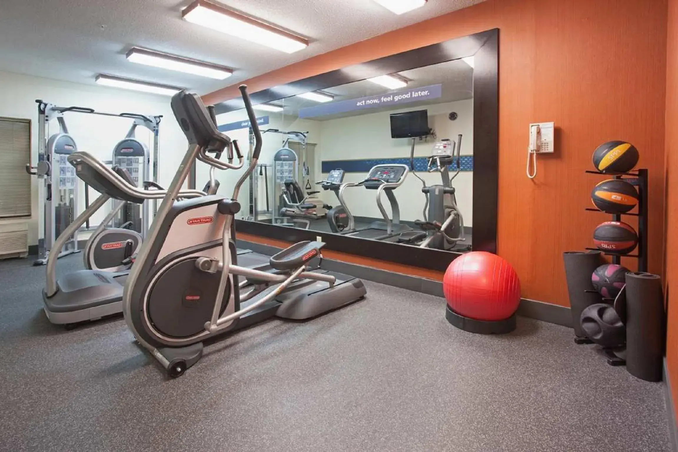 Fitness centre/facilities in Baymont by Wyndham Thornton Fitness centre/facilities in Baymont by Wyndham Thornton