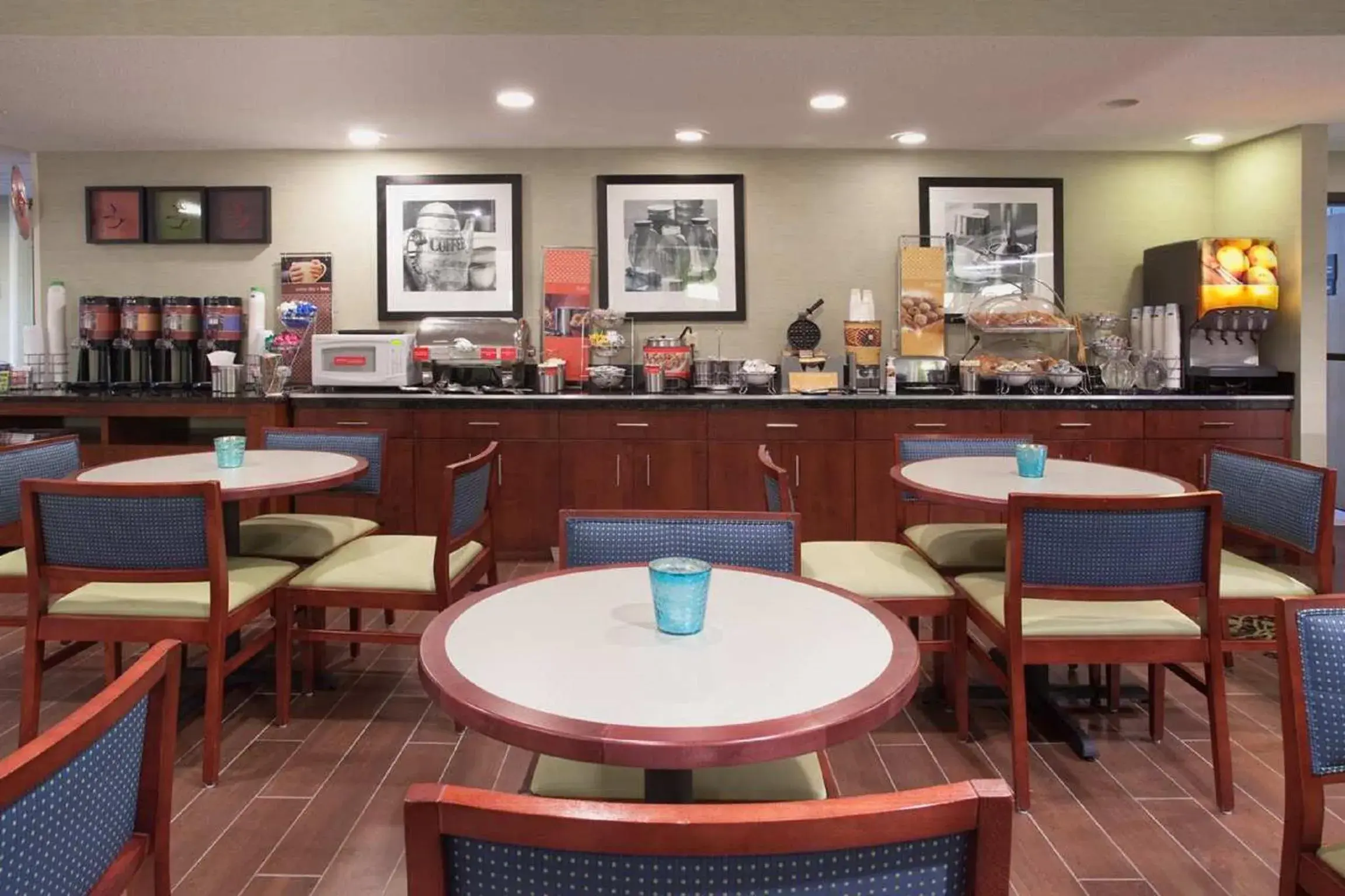 Restaurant/places to eat in Baymont by Wyndham Thornton Restaurant/places to eat in Baymont by Wyndham Thornton