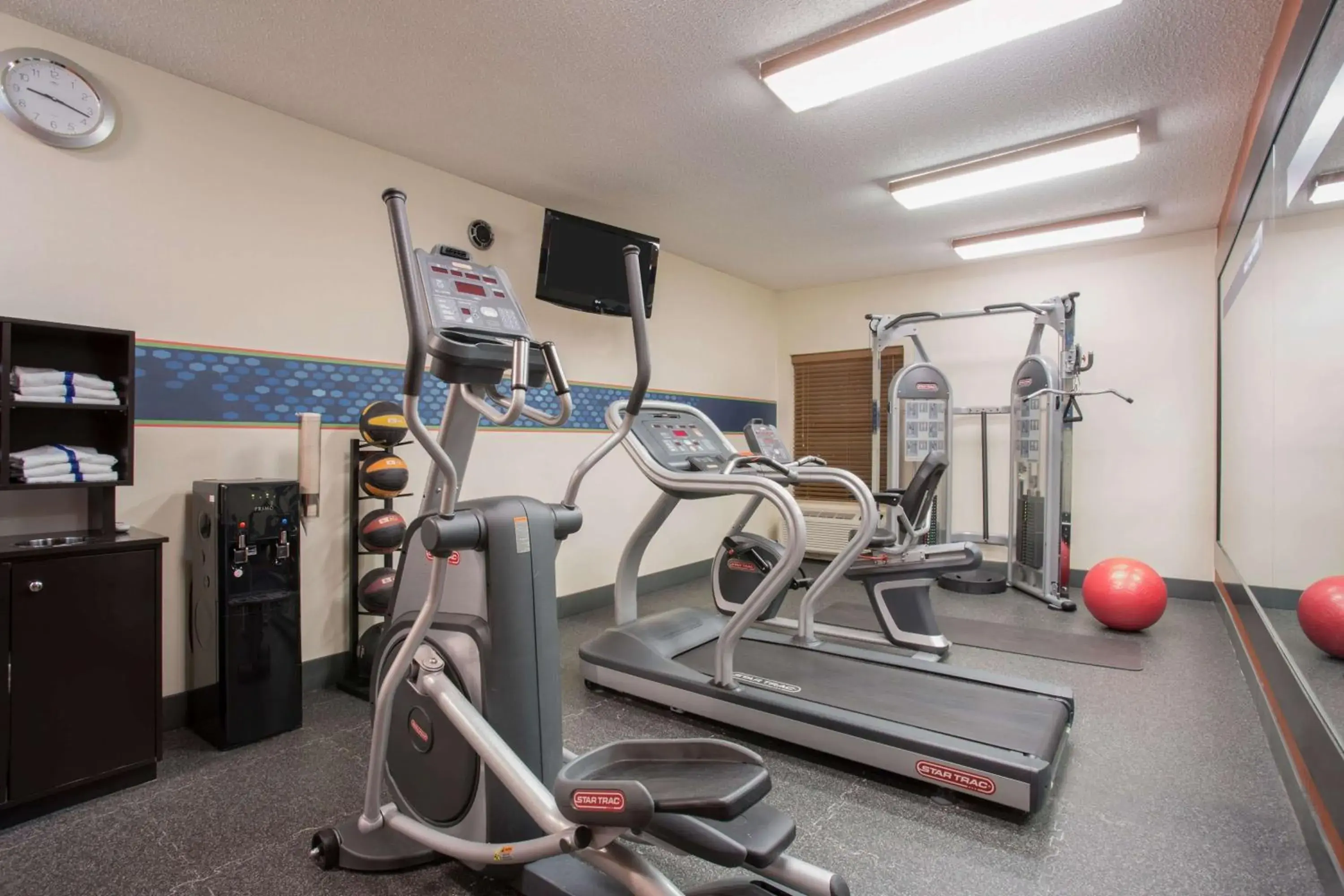 Fitness centre/facilities in Baymont by Wyndham Thornton Fitness centre/facilities in Baymont by Wyndham Thornton