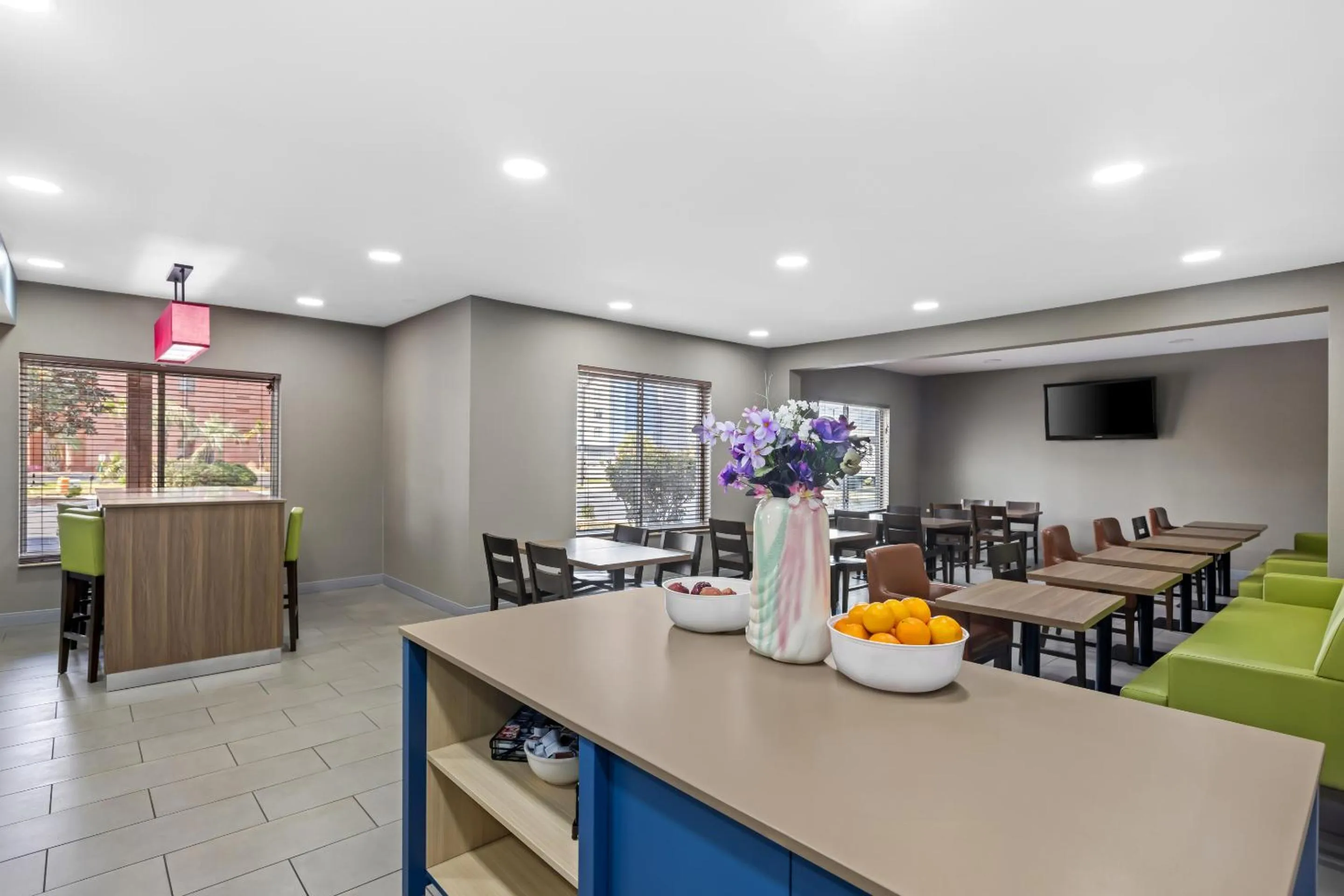 Breakfast in Country Inn & Suites by Radisson, Savannah I-95 North, GA