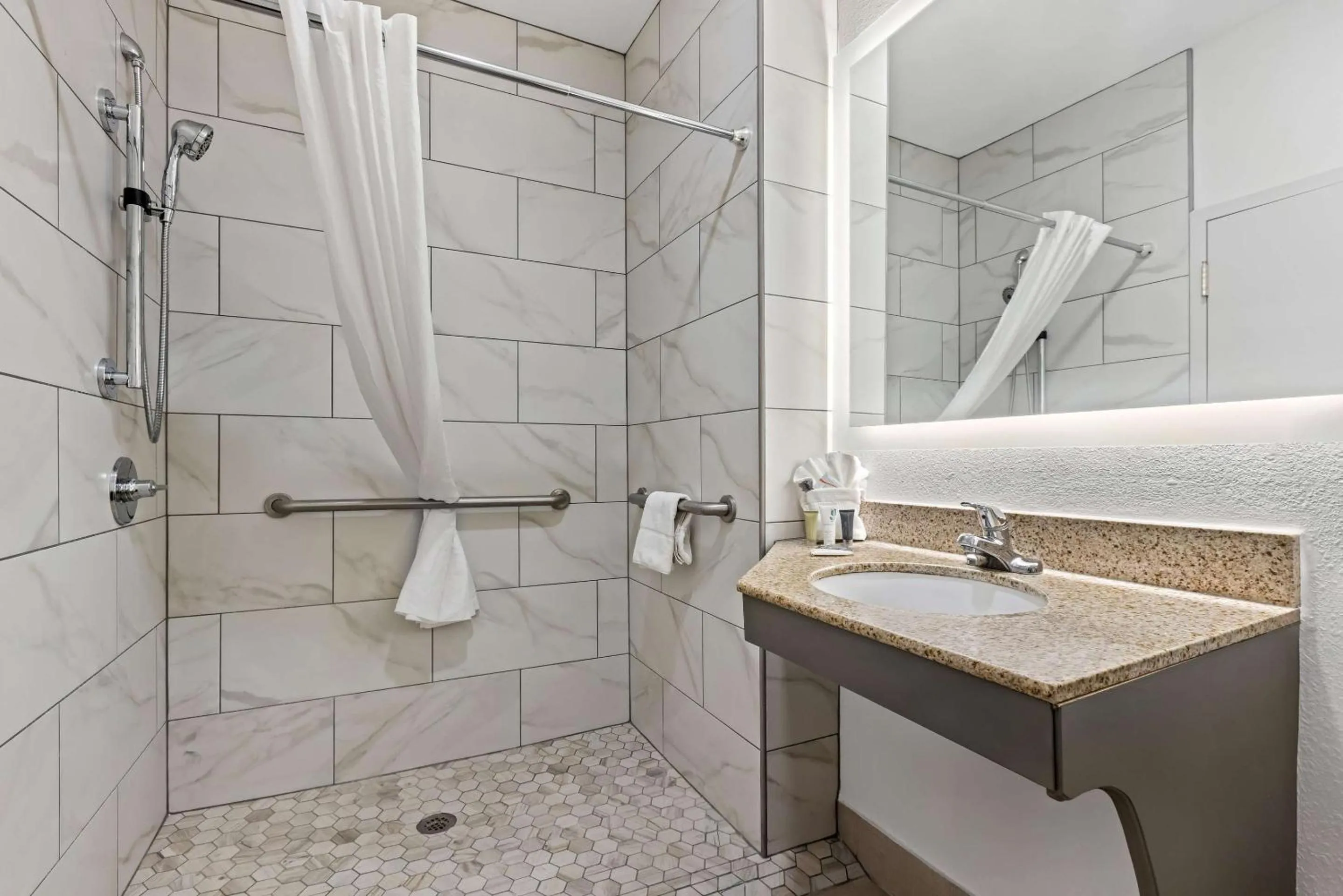 Bedroom in Country Inn & Suites by Radisson, Savannah I-95 North, GA