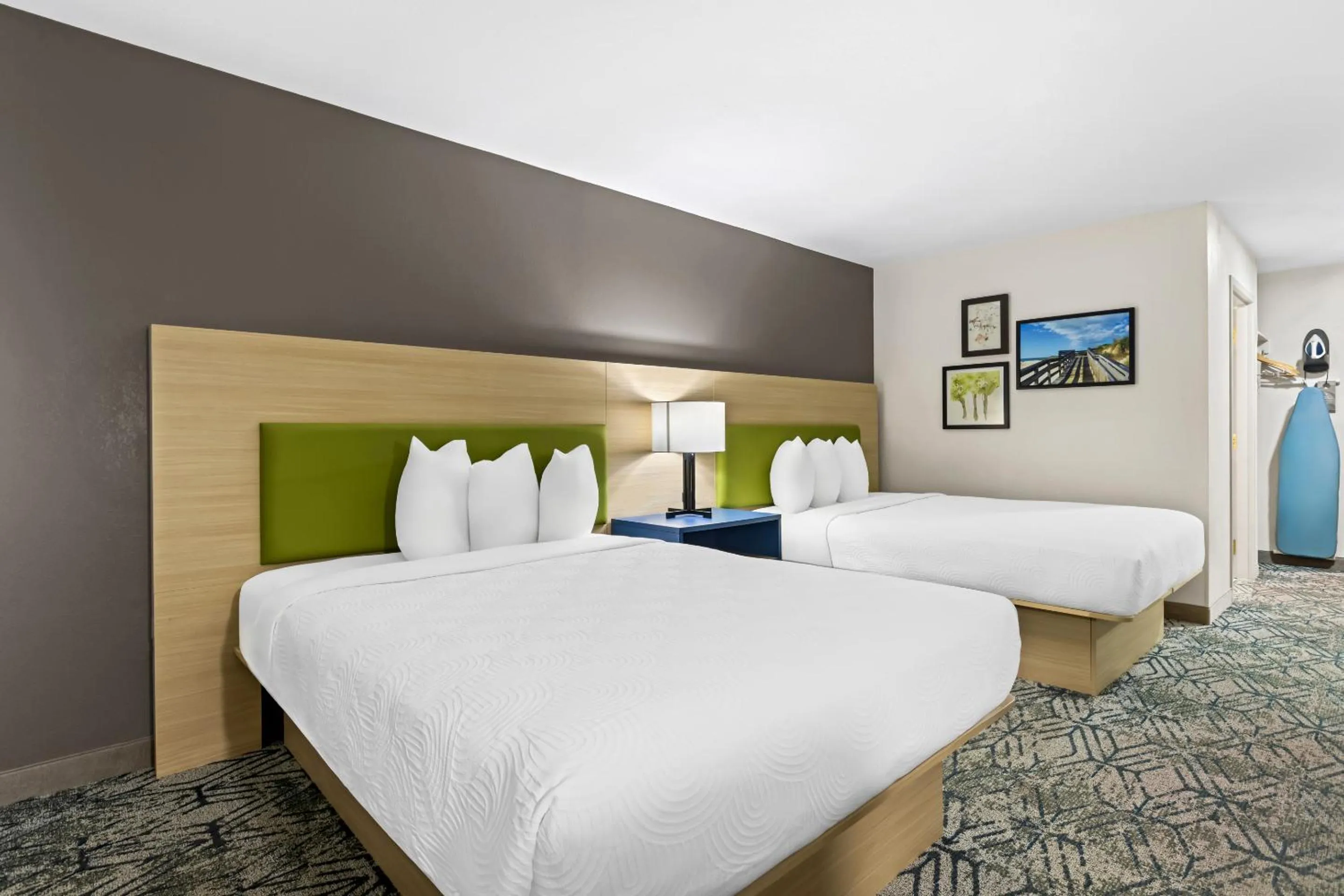 Bedroom, Bed in Country Inn & Suites by Radisson, Savannah I-95 North, GA