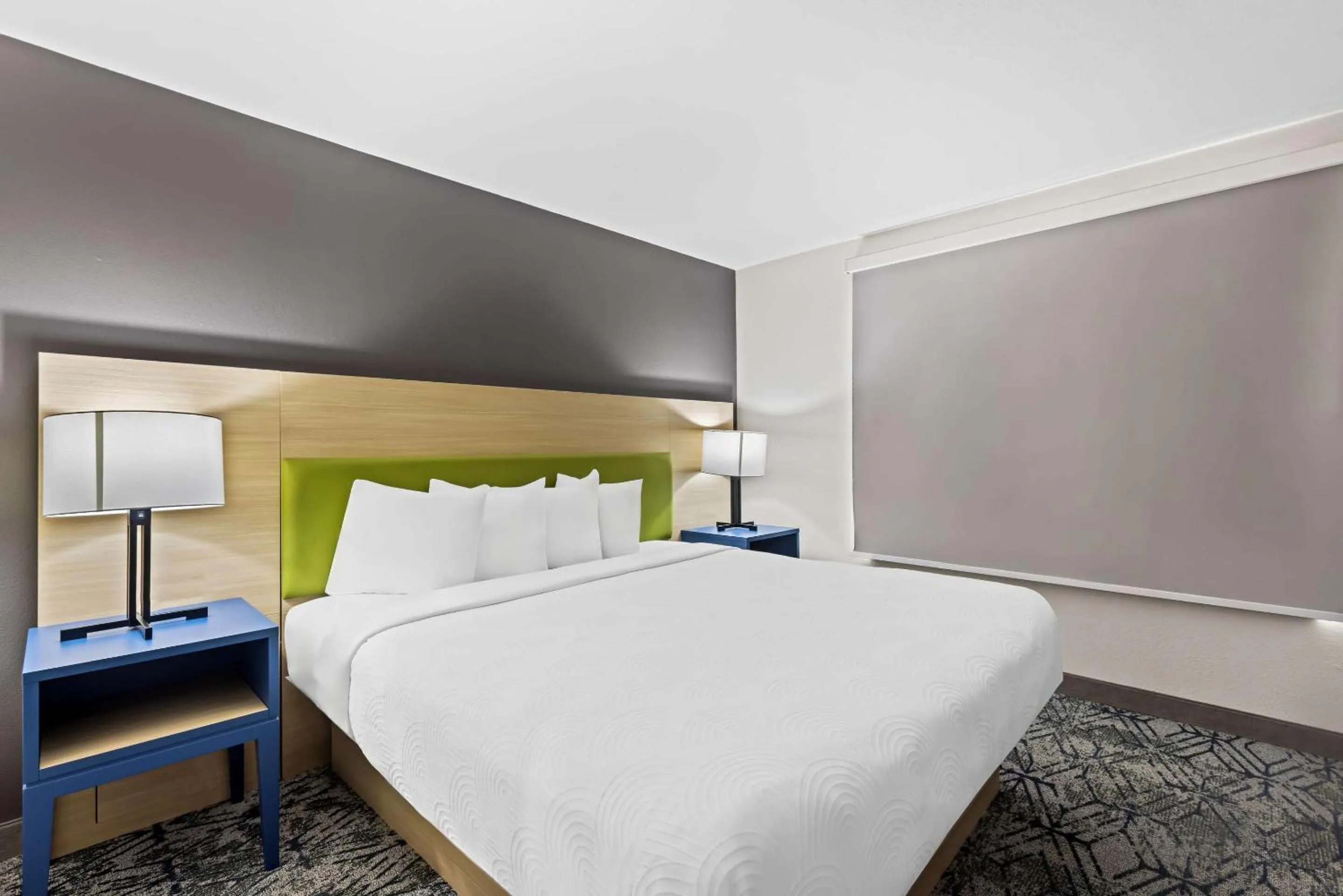 Bedroom, Bed in Country Inn & Suites by Radisson, Savannah I-95 North, GA