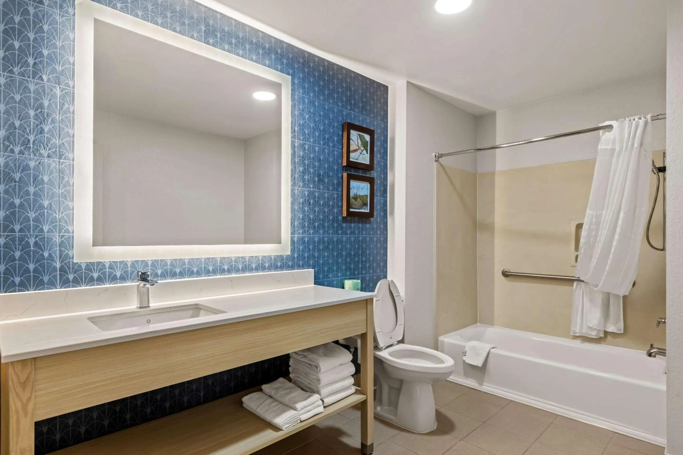 Bedroom in Country Inn & Suites by Radisson, Savannah I-95 North, GA