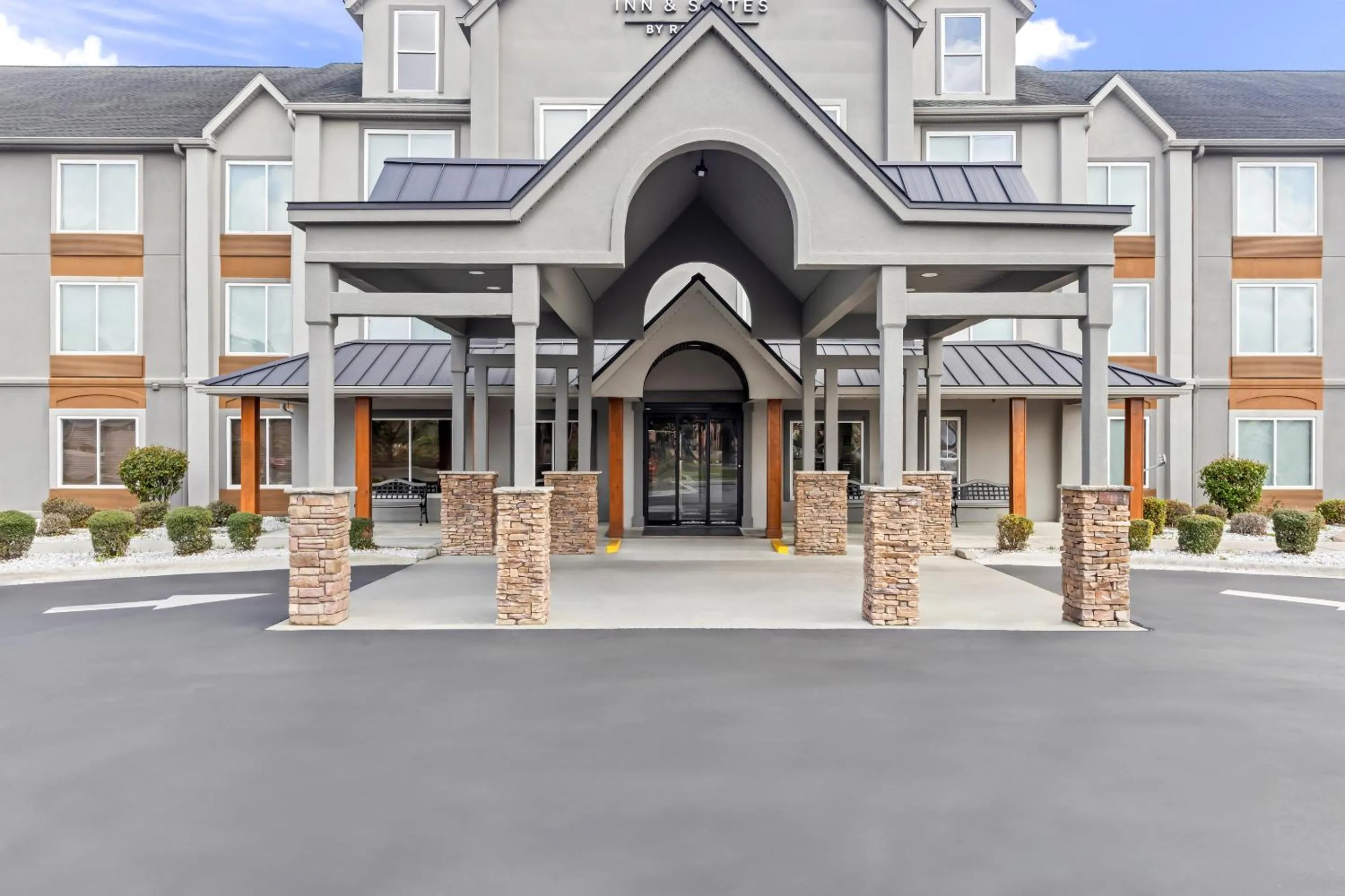 Property building in Country Inn & Suites by Radisson, Savannah I-95 North, GA