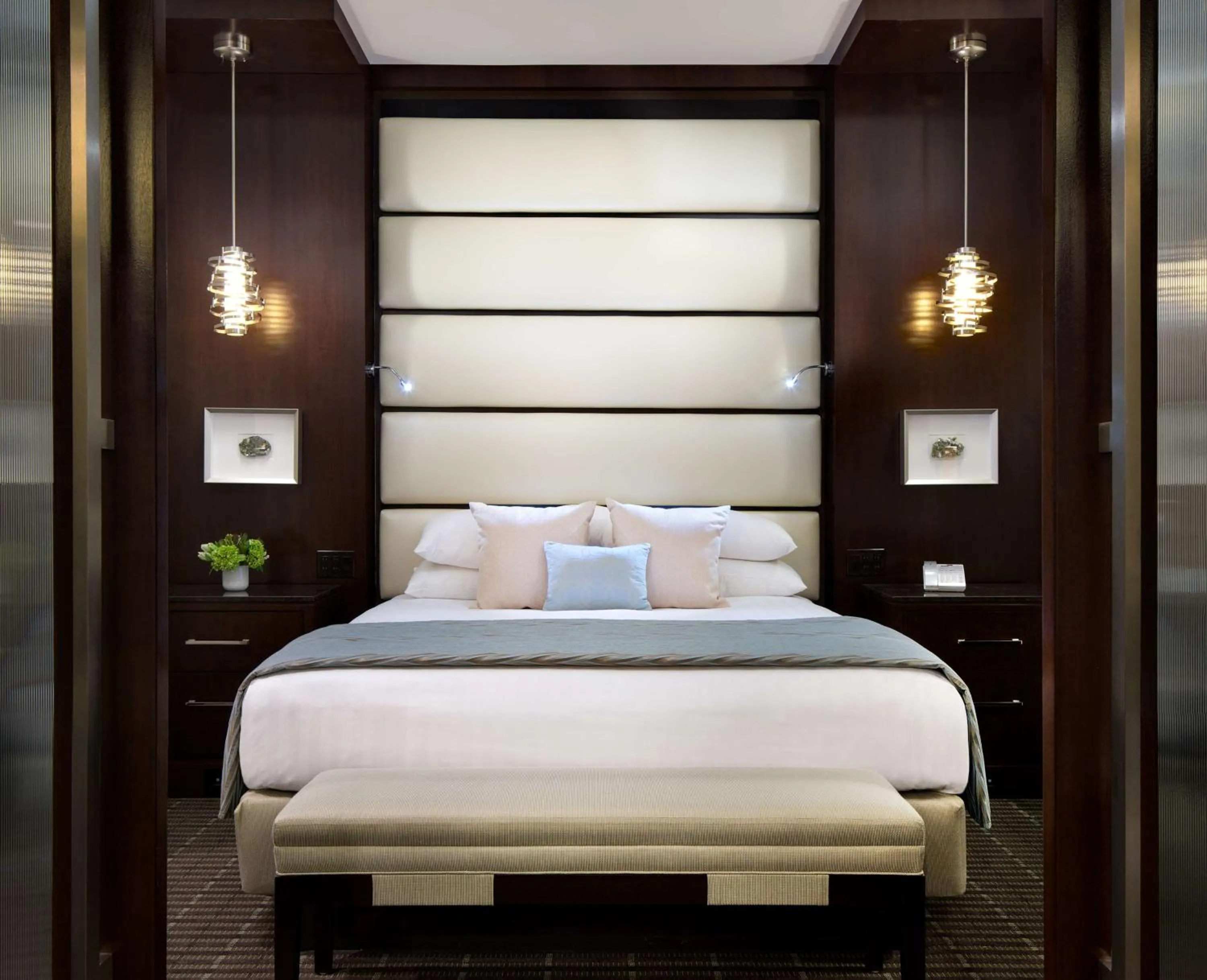 Photo of the whole room, Bed in Hyatt Regency Boston