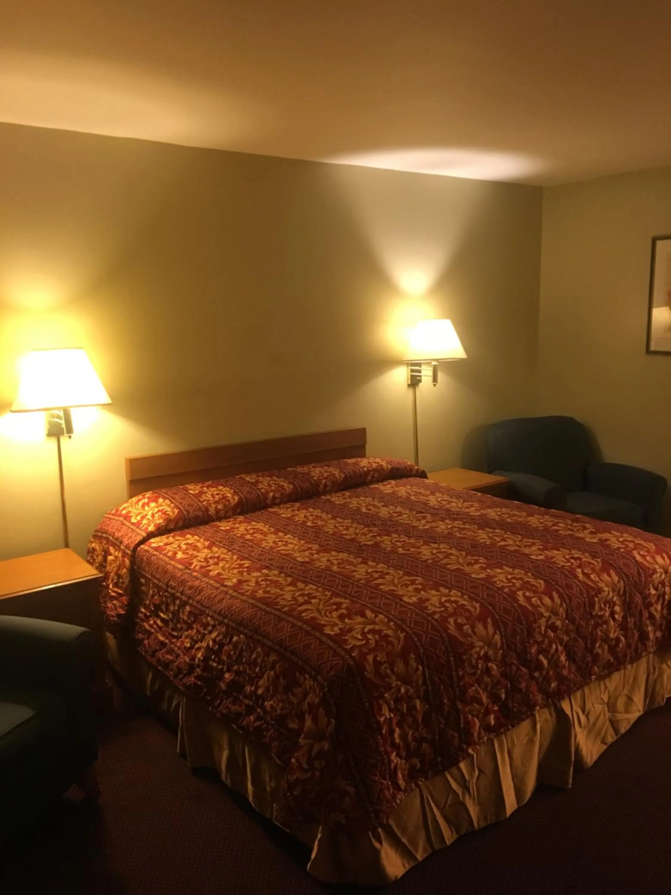 Bed in Century Inn at LAX