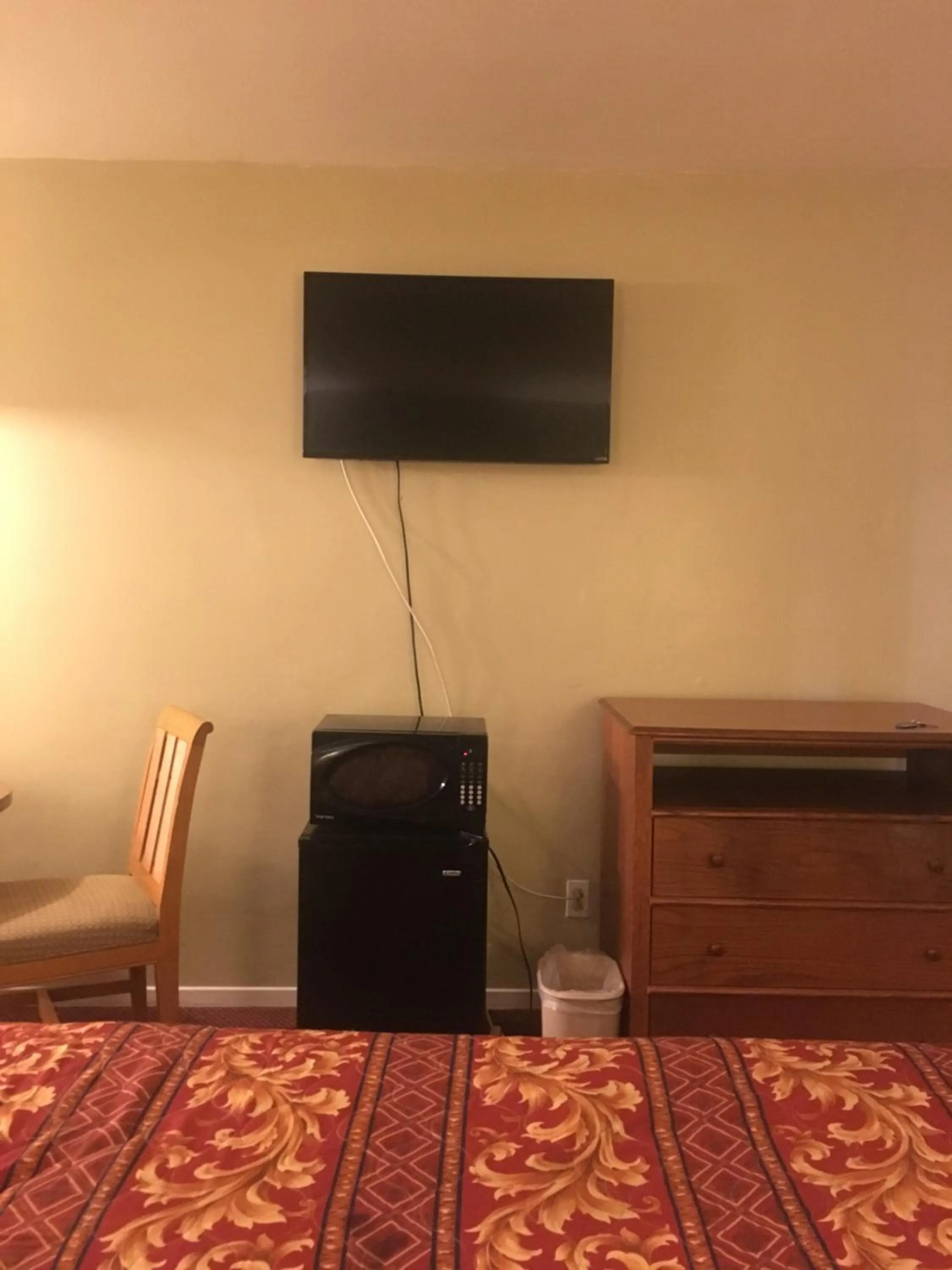 TV and multimedia, Bed in Century Inn at LAX