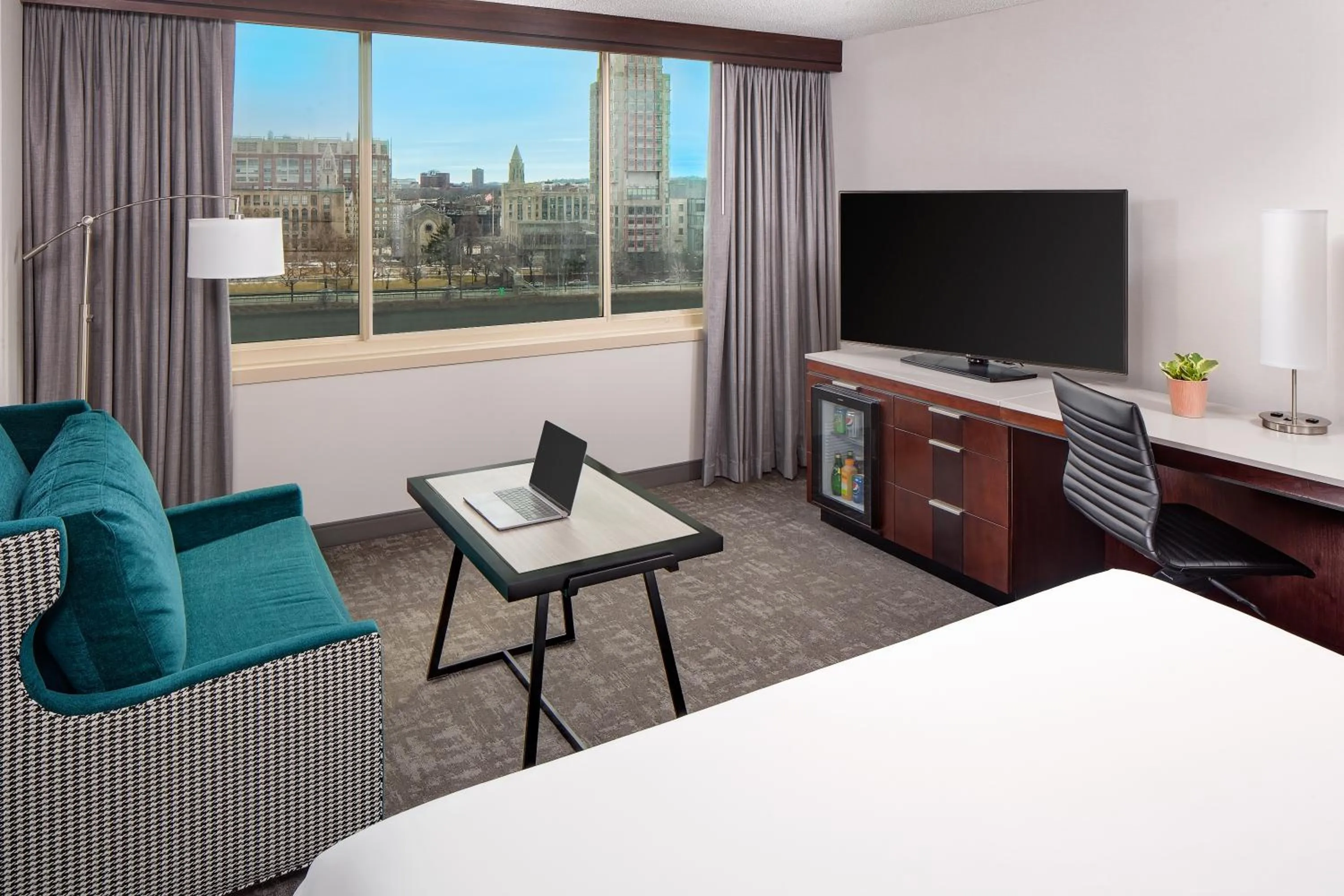 Bathroom, Bed in Hyatt Regency Boston/Cambridge