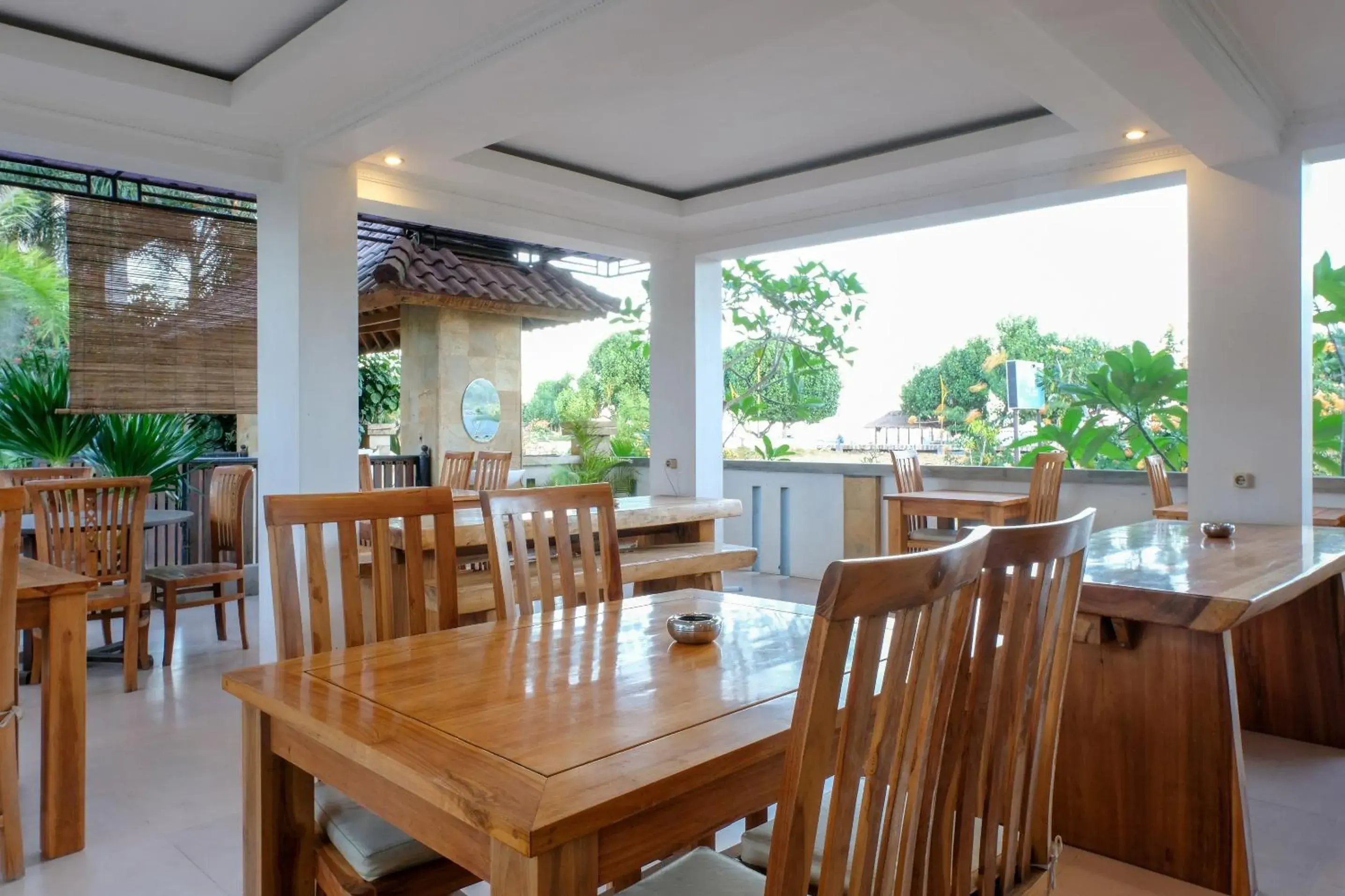 Restaurant/places to eat in Friends Beach Hotel Restaurant/places to eat in Friends Beach Hotel