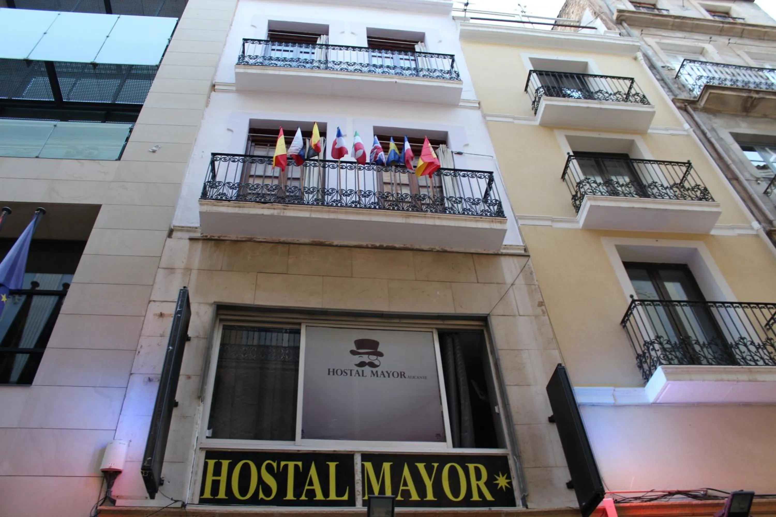 Property building in Hostal Mayor