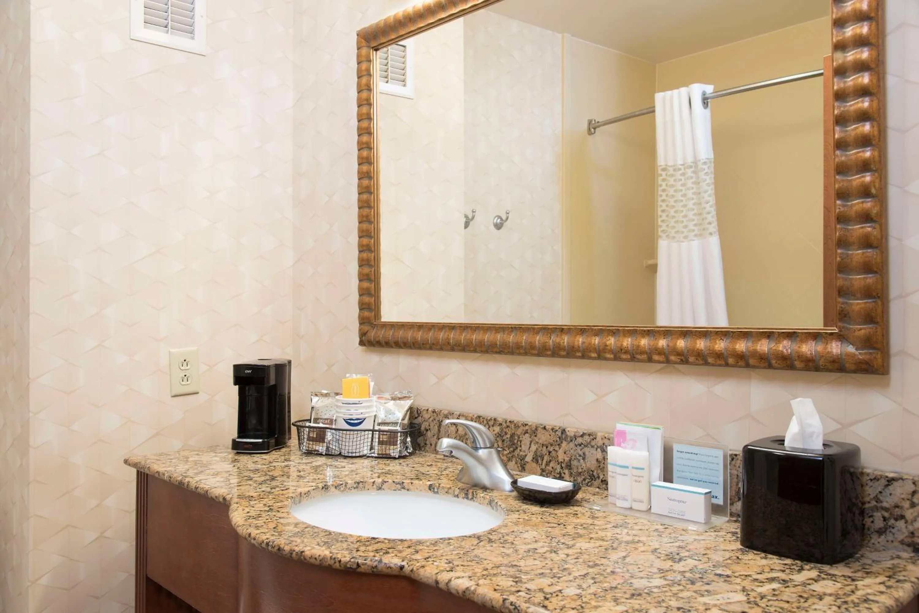 Bathroom in Hampton Inn and Suites Indianapolis-Fishers