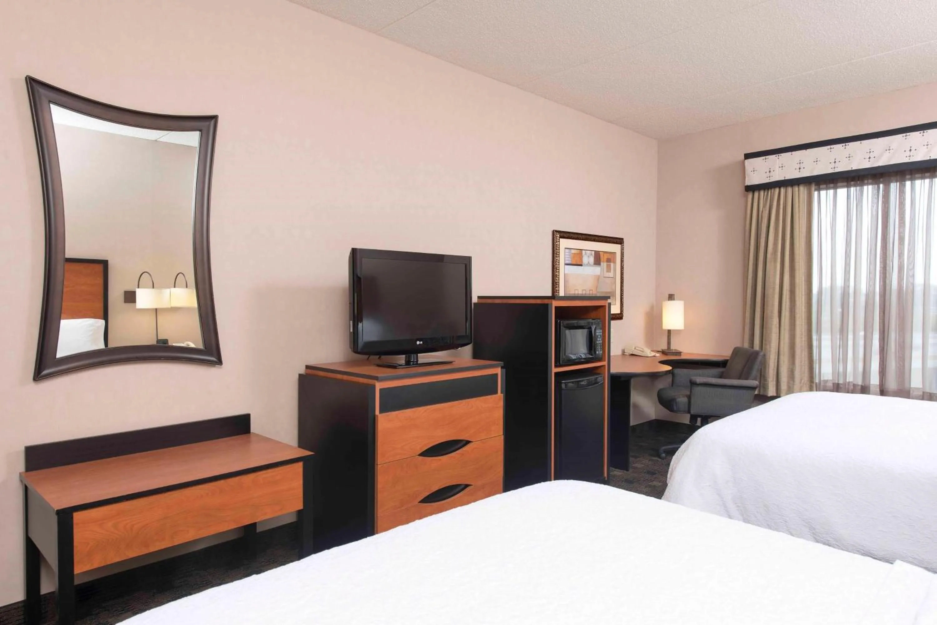 Bed in Hampton Inn and Suites Indianapolis-Fishers