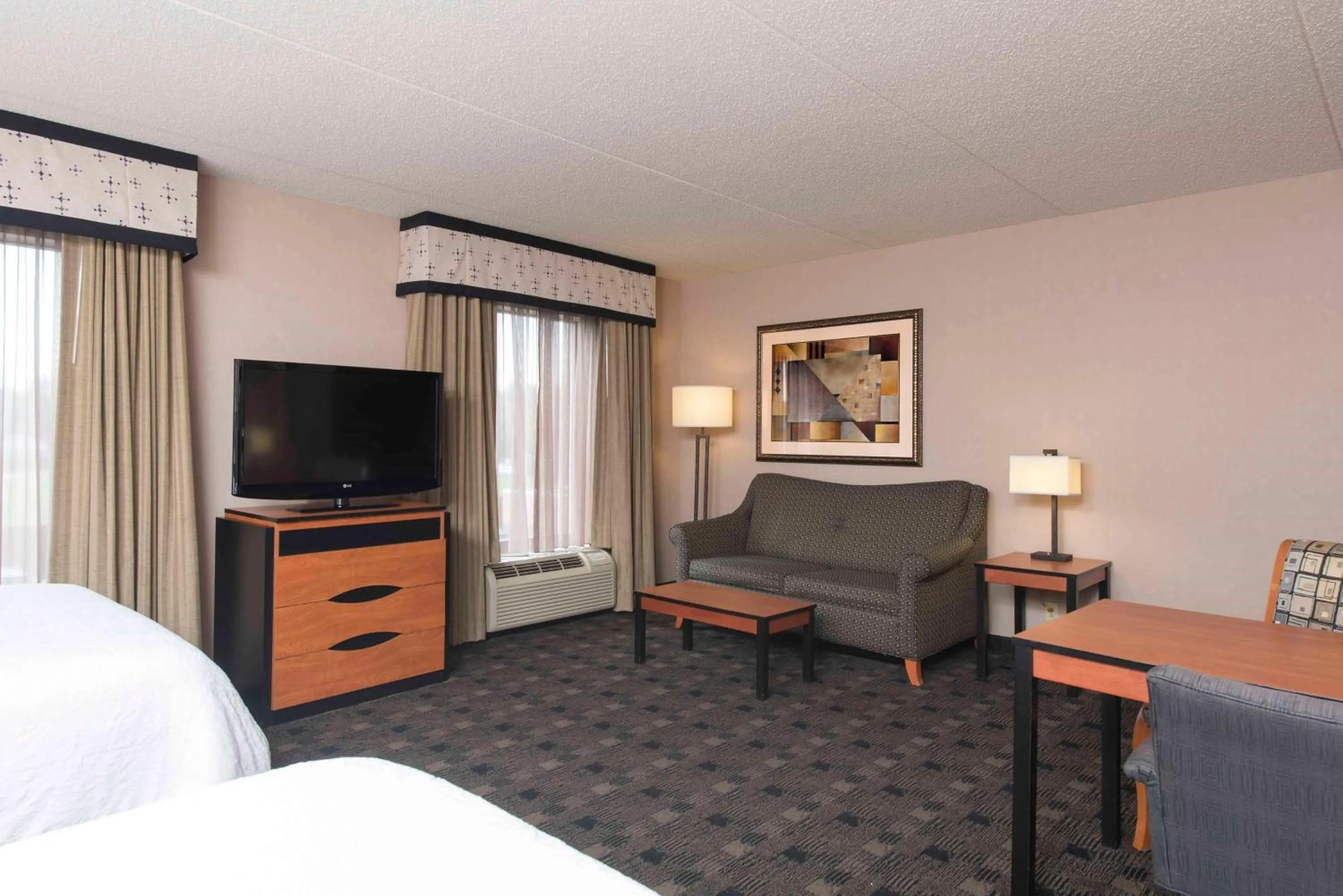 Bed in Hampton Inn and Suites Indianapolis-Fishers