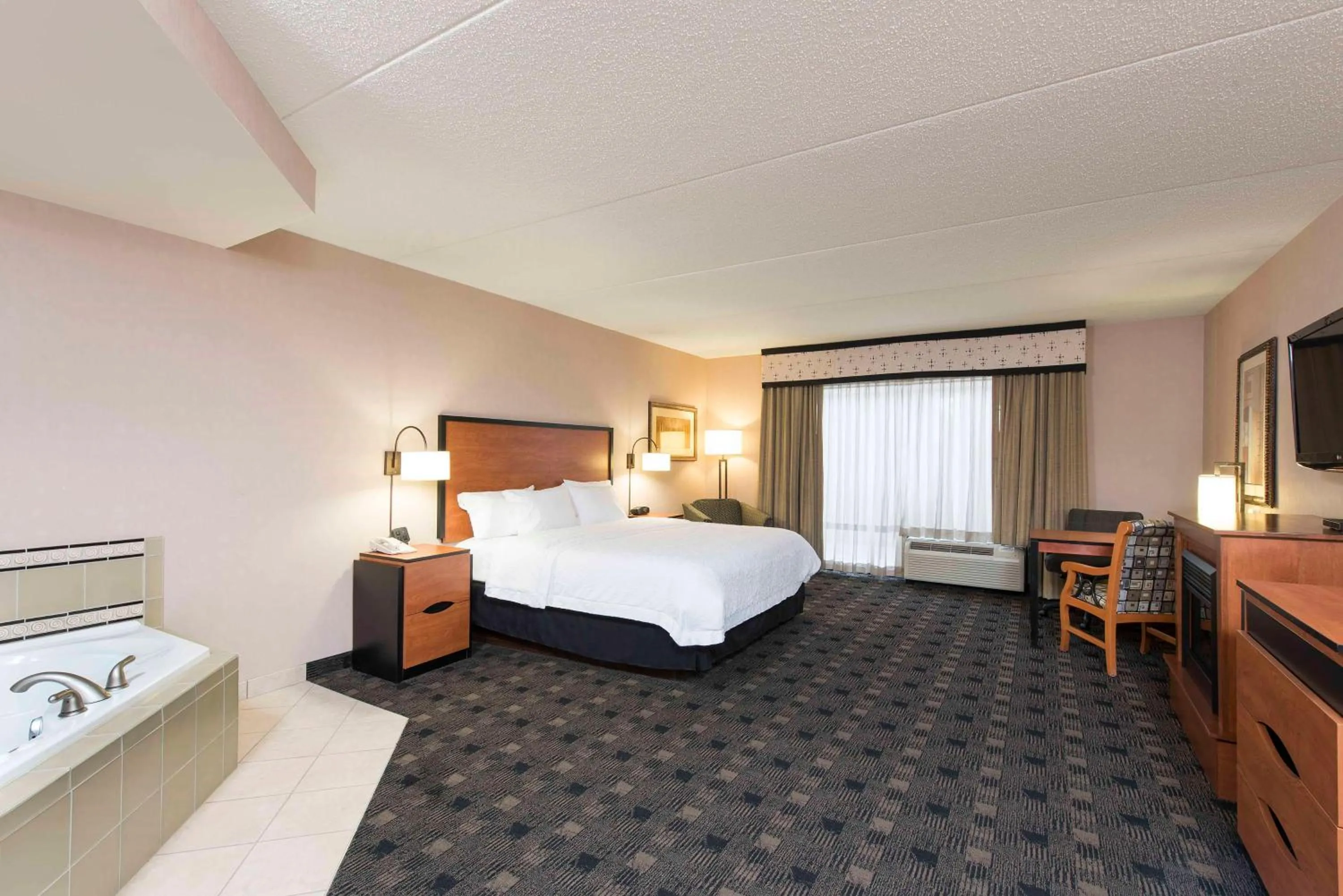 Bed in Hampton Inn and Suites Indianapolis-Fishers